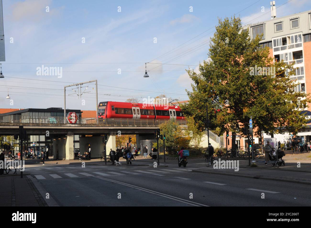 Kopenhagen/Dänemark/20 Okt. 2024/Bahnhof Noerrobro und überwiegend reizvolles Viertel der Hauptstadt Norrebro in Kopenhaen Dänemark. Foto. Bilder von Francis Joseph Dean/Dean sind nicht für kommerzielle Zwecke bestimmt Stockfoto