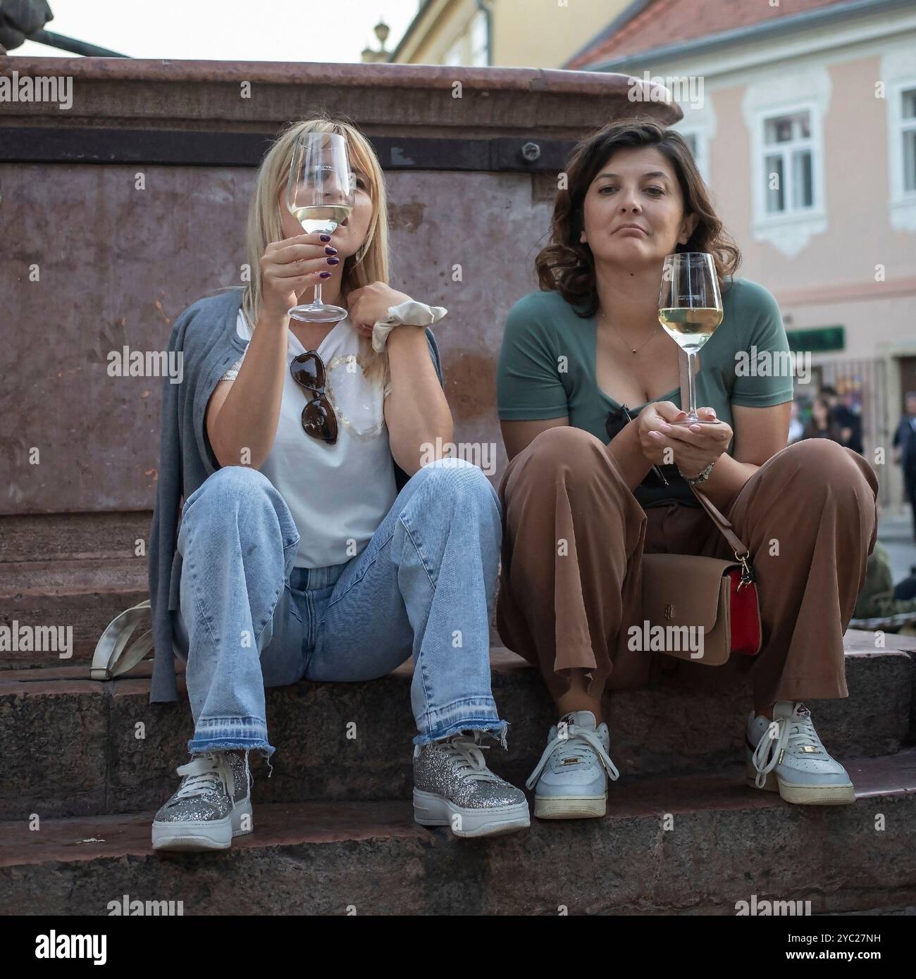 Serbien, 21. September 2024: Zwei Frauen probieren Wein auf der Weinmesse Sremski Karlovci (Grožđebal) Stockfoto