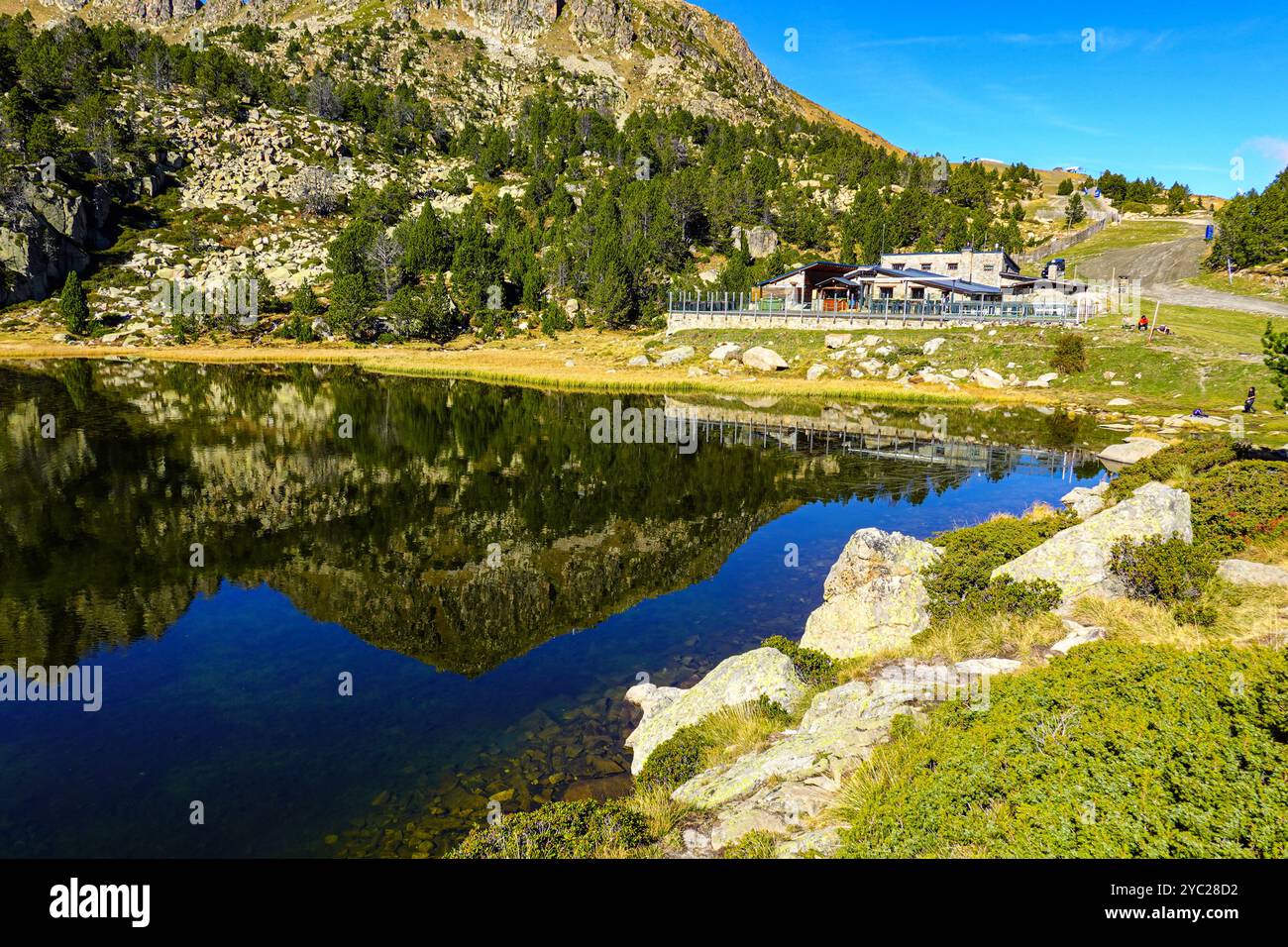 Der kleine Bergsee von Estany Primer de Pessons., Herbst in Andorra in den Pyrenäen bei Les Bordes d'Envalira Stockfoto