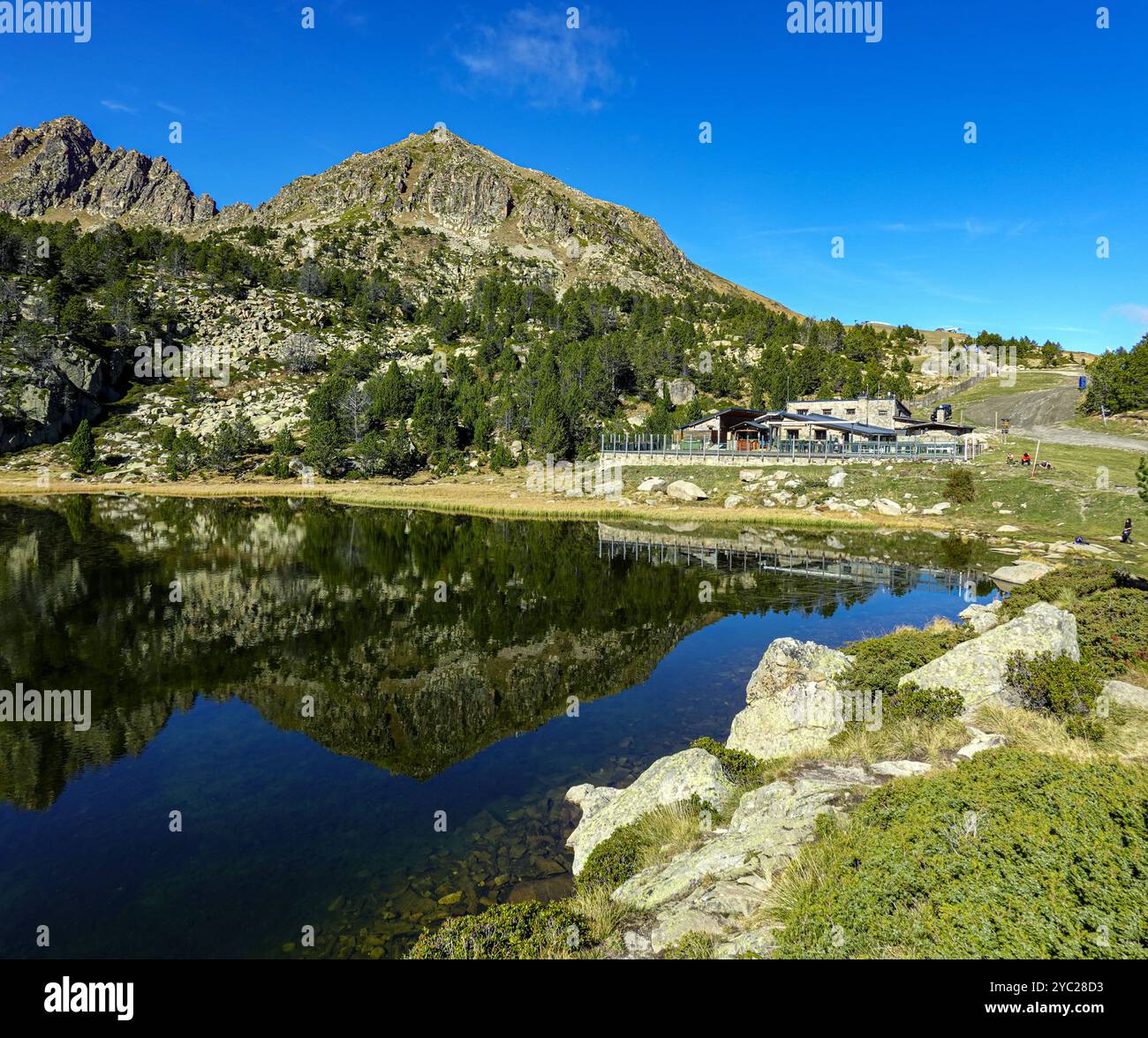 Der kleine Bergsee von Estany Primer de Pessons., Herbst in Andorra in den Pyrenäen bei Les Bordes d'Envalira Stockfoto