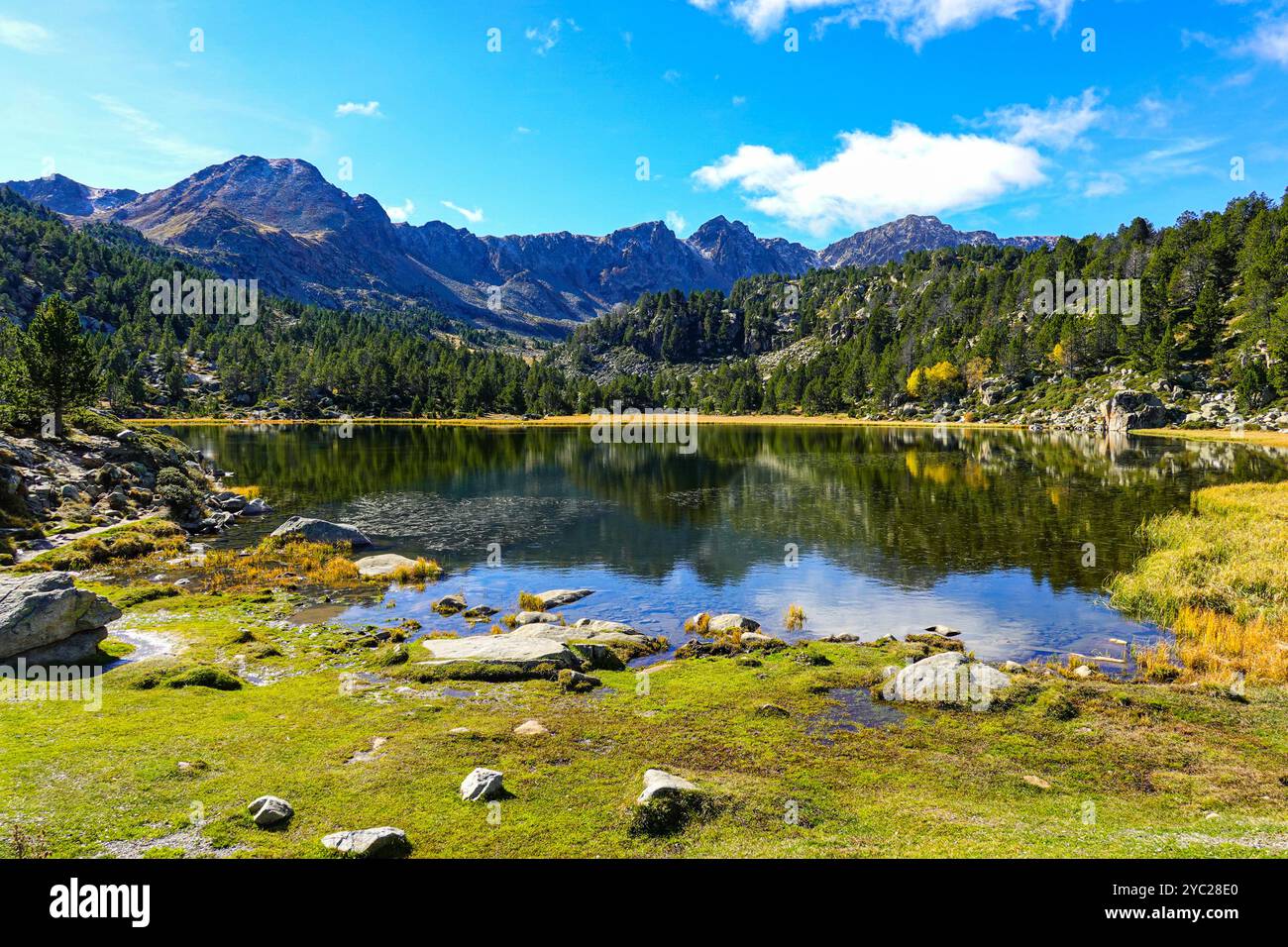 Der kleine Bergsee von Estany Primer de Pessons., Herbst in Andorra in den Pyrenäen bei Les Bordes d'Envalira Stockfoto