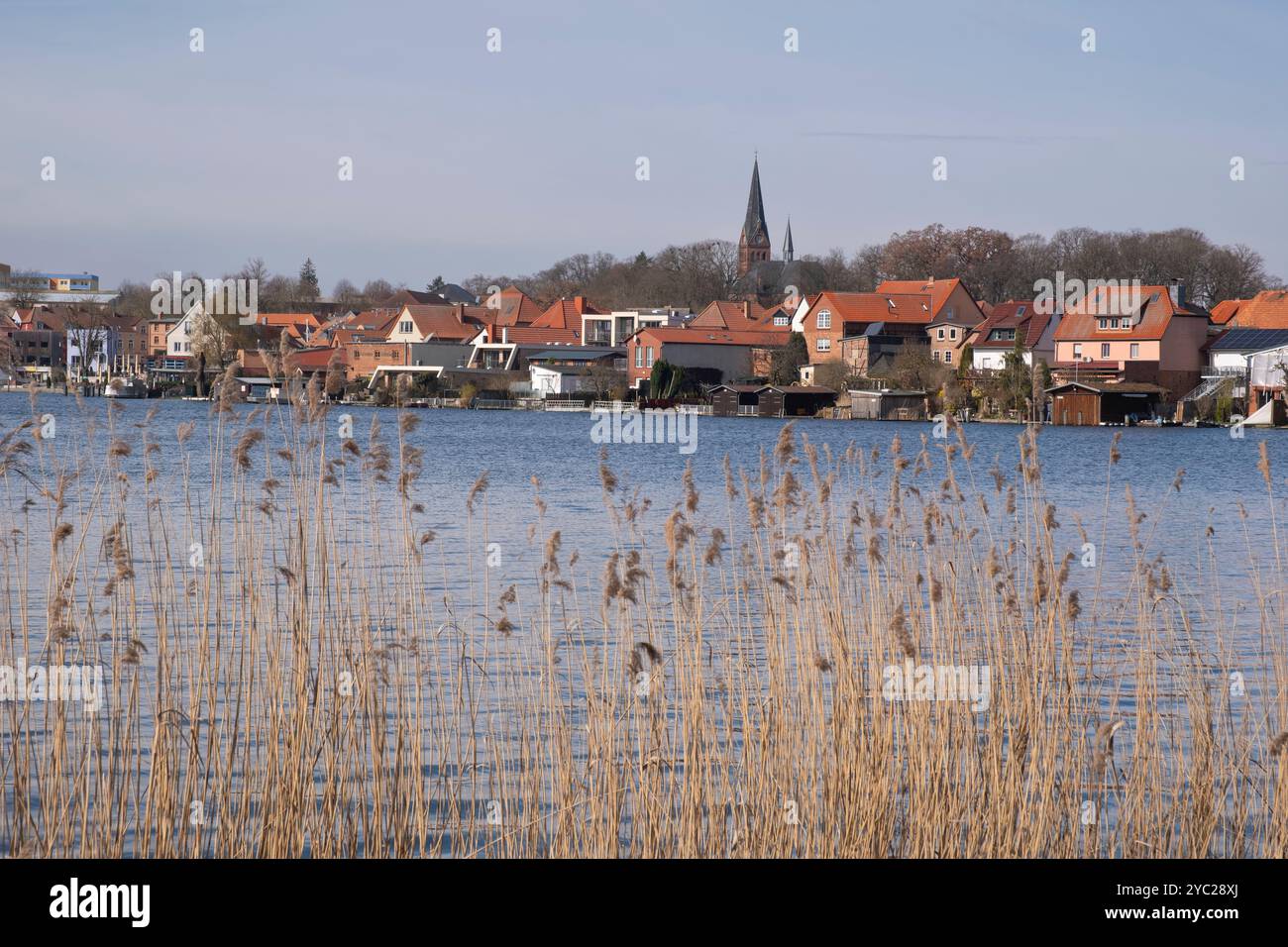 Blick auf Malchow am Malchow-See, Mecklenburgische Seenplatte, Mecklenburg-Vorpommern, Deutschland, Europa Stockfoto