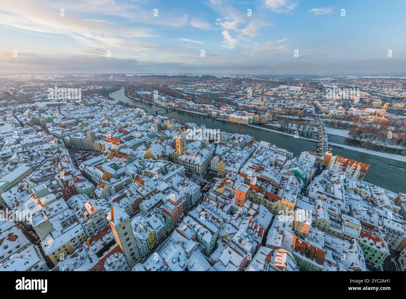 Regensburgs Altstadt im Winter bei Abendsonne während der Adventszeit Stockfoto