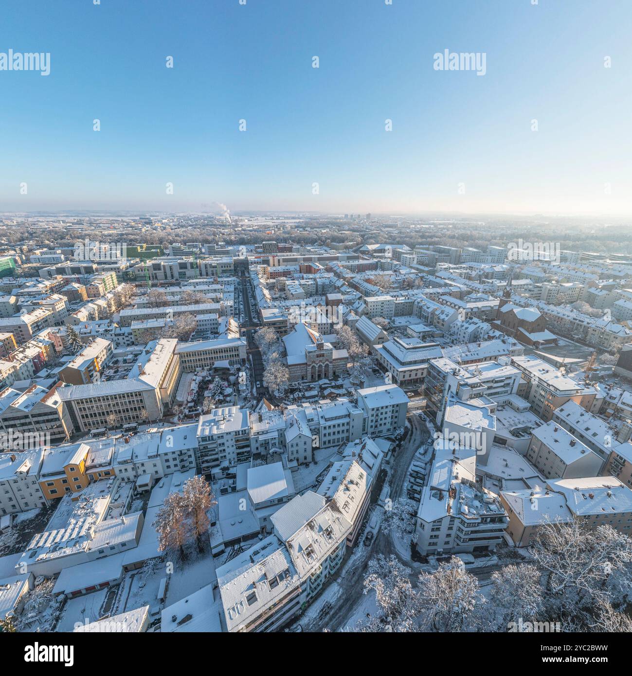 Adventszeit und Weihnachtszeit in Ulm und Neu-Ulm mit wolkenlosem Himmel und Neuschnee Stockfoto