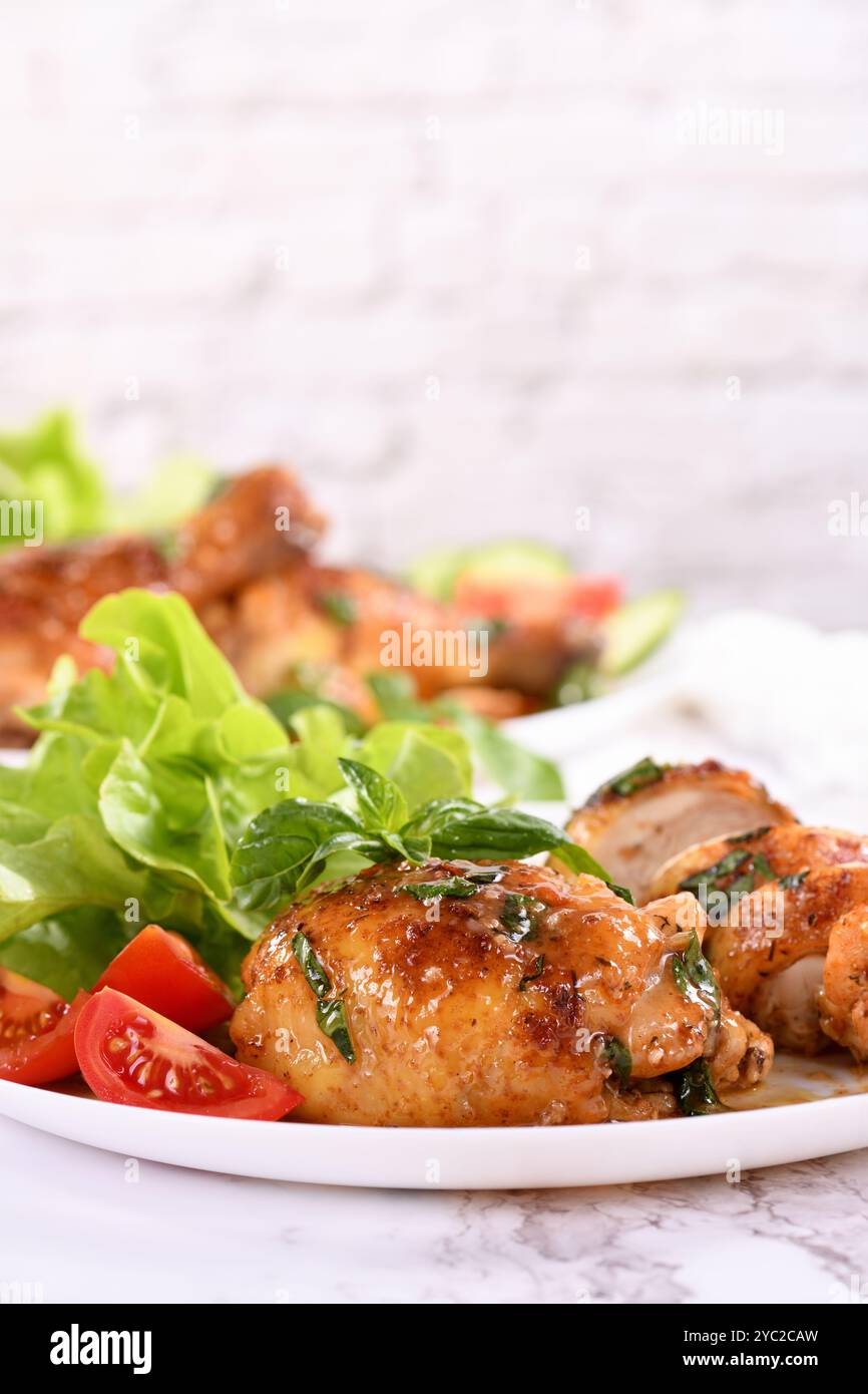 Hähnchenschenkel mit Soße und Beilage mit Gemüse Stockfoto