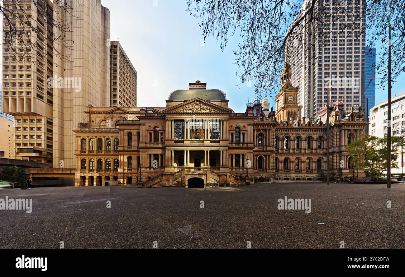 Sydney Town Hall 1889 Südfassade, Platz und Viertel mit Blick auf und Town Hall House 1973 Stockfoto