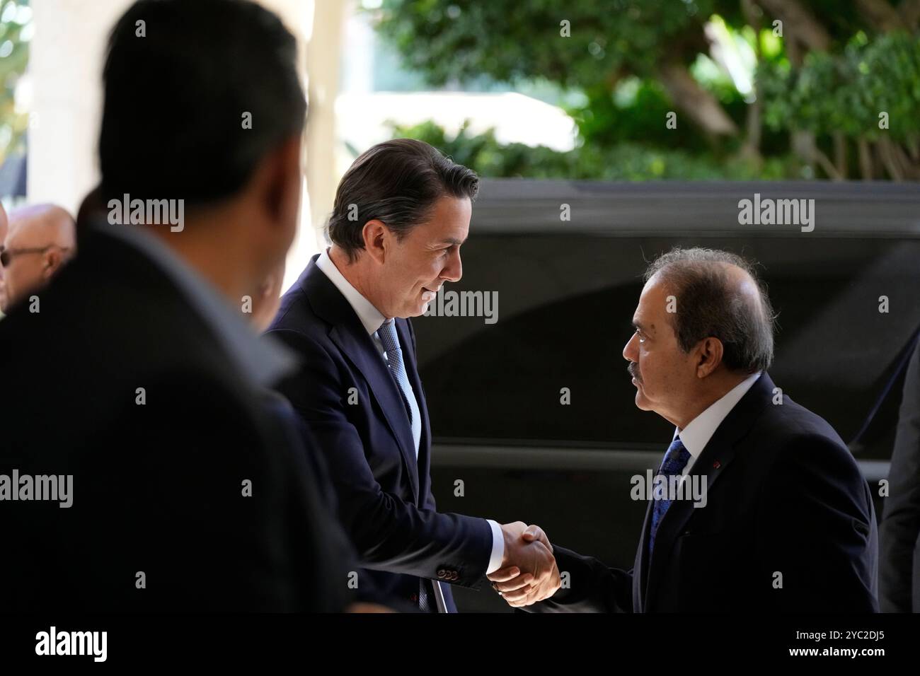 Amos Hochstein, a senior adviser to U.S. President Joe Biden, center, is received ahead of a meeting with Lebanese Parliament speaker Nabih Berri, in Beirut, Lebanon, Monday, Oct. 21, 2024. (AP Photo/Hassan Ammar) Stockfoto