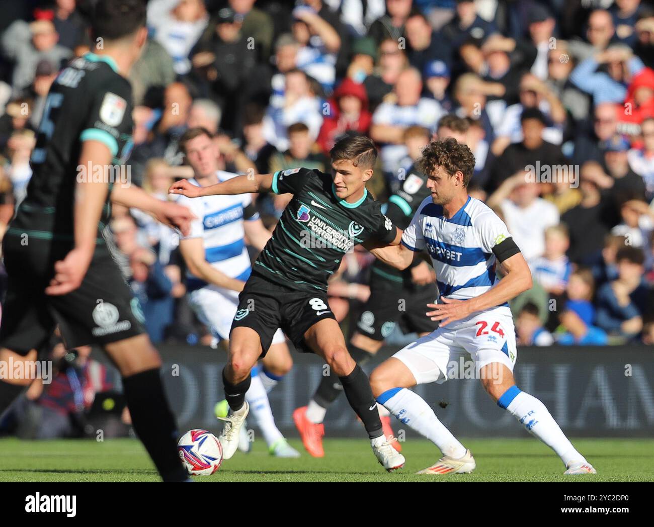 Freddie Potts von Portsmouth und Nicolas Madsen von QPR kämpfen am Samstag, den 19. Oktober 2024, um den Ball beim Sky Bet Championship-Spiel zwischen Queens Park Rangers und Portsmouth im Loftus Road Stadium in London. (Foto: Jade Cahalan | MI News) Credit: MI News & Sport /Alamy Live News Stockfoto