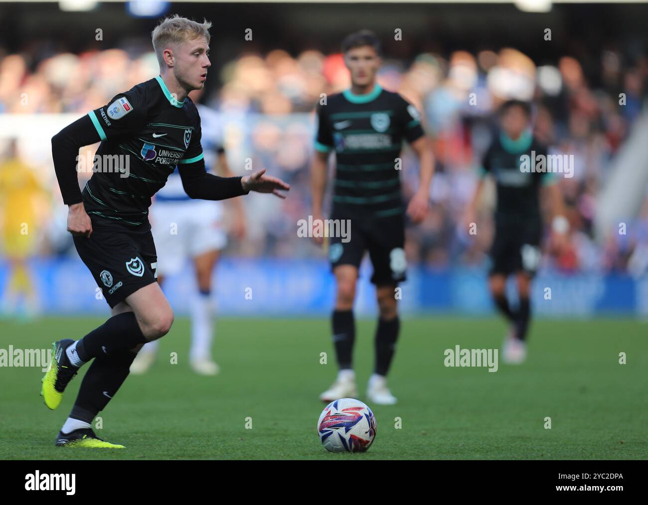 Während des Sky Bet Championship-Spiels zwischen Queens Park Rangers und Portsmouth im Loftus Road Stadium, London am Samstag, den 19. Oktober 2024. (Foto: Jade Cahalan | MI News) Credit: MI News & Sport /Alamy Live News Stockfoto