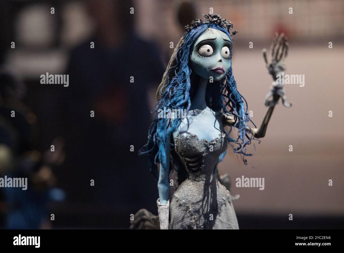 London, Großbritannien. Oktober 2024. Kunstwerke von The Corpse Bride, abgebildet in der World of Tim Burton Ausstellung im Design Museum, London. In dieser großen Ausstellung werden zum ersten Mal Tim Burtons persönliche Archive in Großbritannien gezeigt, mit 600 Artikeln aus seiner fünfzig-jährigen Schaffensgeschichte. Quelle: Katie Collins/EMPICS/Alamy Live News Stockfoto