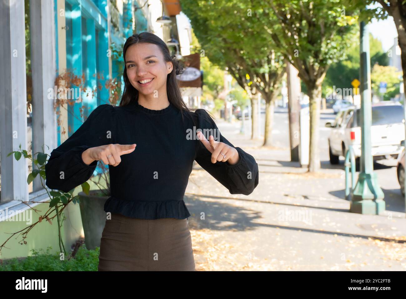 Gebärdensprache Dolmetscher signiert „Sprache“ in ASL Stockfoto