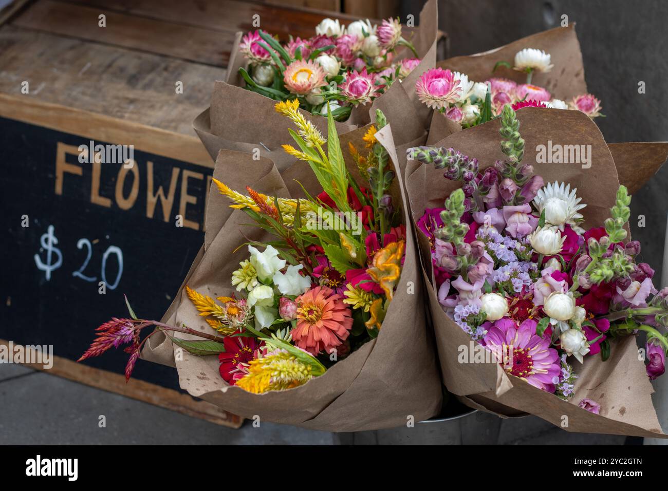 Bunte Blumensträuße zum Verkauf an einem Bauernmarkt Stockfoto