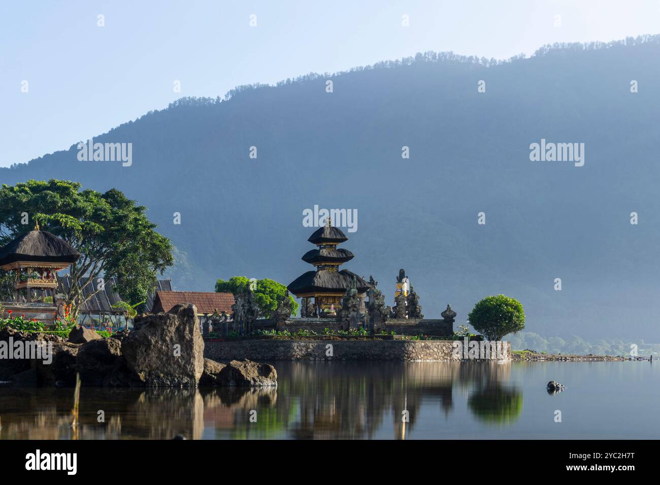 Pura Ulun Danu Bratan, Hindutempel, eine der berühmten Touristenattraktionen in Bali, Indonesien. Stockfoto