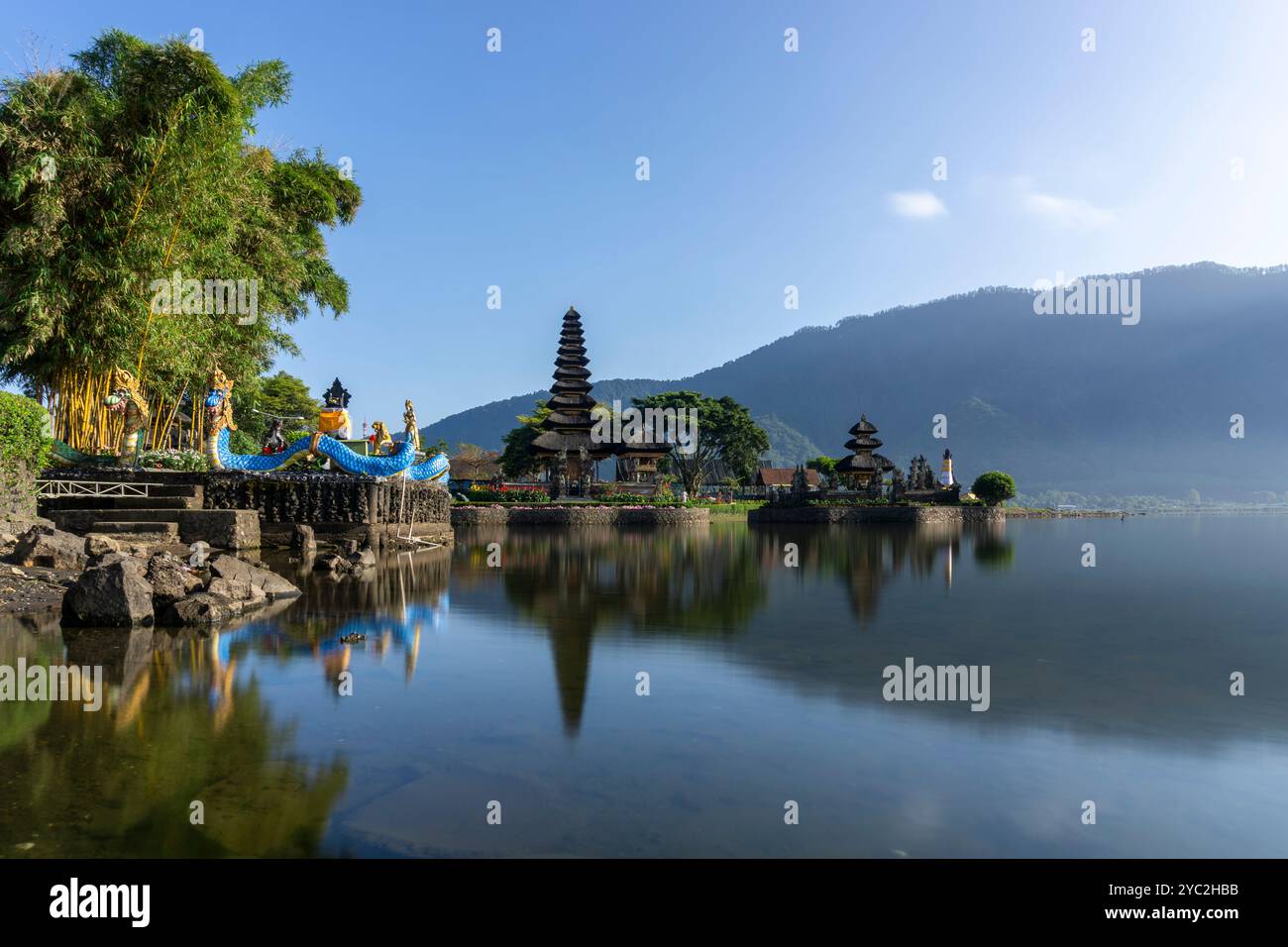 Pura Ulun Danu Bratan, Hindutempel, eine der berühmten Touristenattraktionen in Bali, Indonesien. Stockfoto