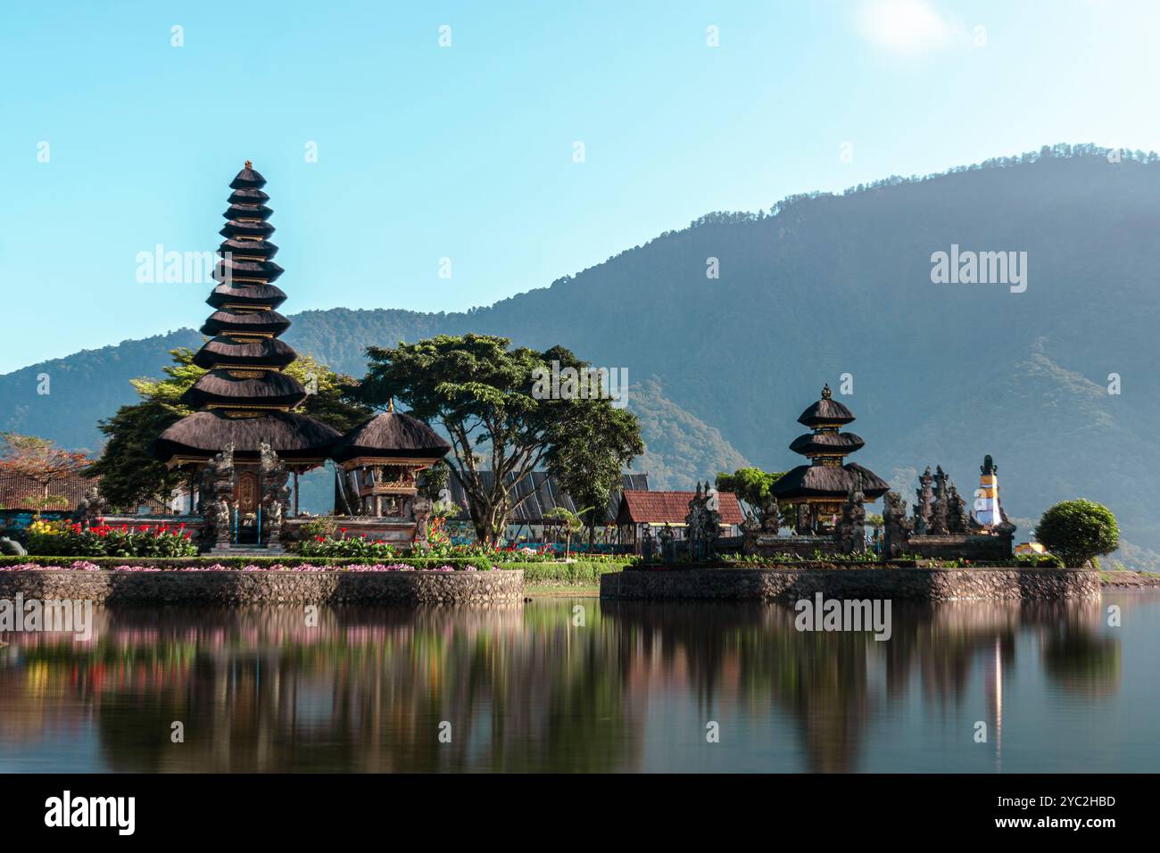 Pura Ulun Danu Bratan, Hindutempel, eine der berühmten Touristenattraktionen in Bali, Indonesien. Stockfoto