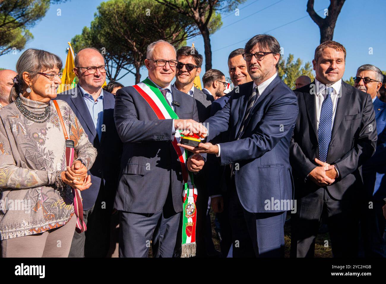 Inaugurazione dell'apertura del cantiere della Tramvia sulla Palmiro Togliatti. Nella foto il Sindaco Roberto Gualtieri, Eugenio Patanè e Maria Pia Conti durante la cerimonia di inaugurazione dei lavorio sul cantiere della Tramvia sulla Via Palmiro Togliatti. Lunedì 21 Ottobre 2024 (Foto Valentina Stefanelli/LaPresse) Einweihung der Eröffnung der Straßenbahnbaustelle am Palmiro Togliatti. Auf dem Foto, Bürgermeister Roberto Gualtieri, Eugenio Patanè und Maria Pia Conti während der Einweihungsfeier der Arbeiten auf der Straßenbahnbaustelle in der Via Palmiro Togl Stockfoto