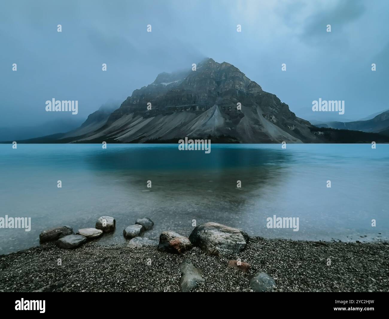 Bow Lake Shore mit Blick auf die Berge an regnerischen Tagen in Banff, Kanada. Stockfoto