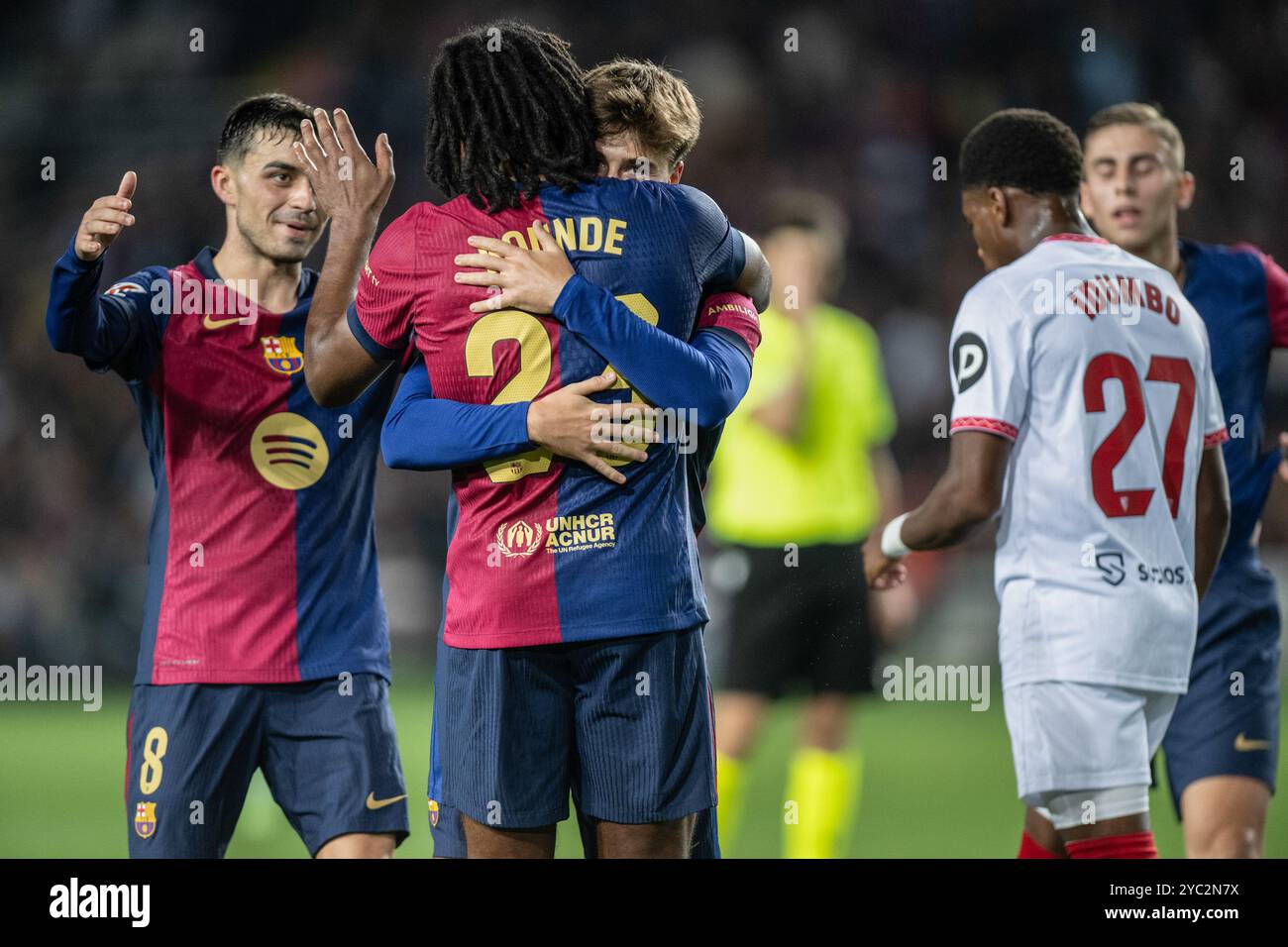 Pablo Torre (FC Barcelona), Joules Kounde (FC Barcelona) und Pedro Gonzalez „Pedri“ (FC Barcelona) werden bei einem La Liga EA Sports Spiel zwischen dem FC Barcelona und Sevilla FC bei der Estadi Olimpic Lluís Company gesehen. Endstand: FC Barcelona 5:1 Sevilla FC (Foto: Felipe Mondino / SOPA Images/SIPA USA) Stockfoto