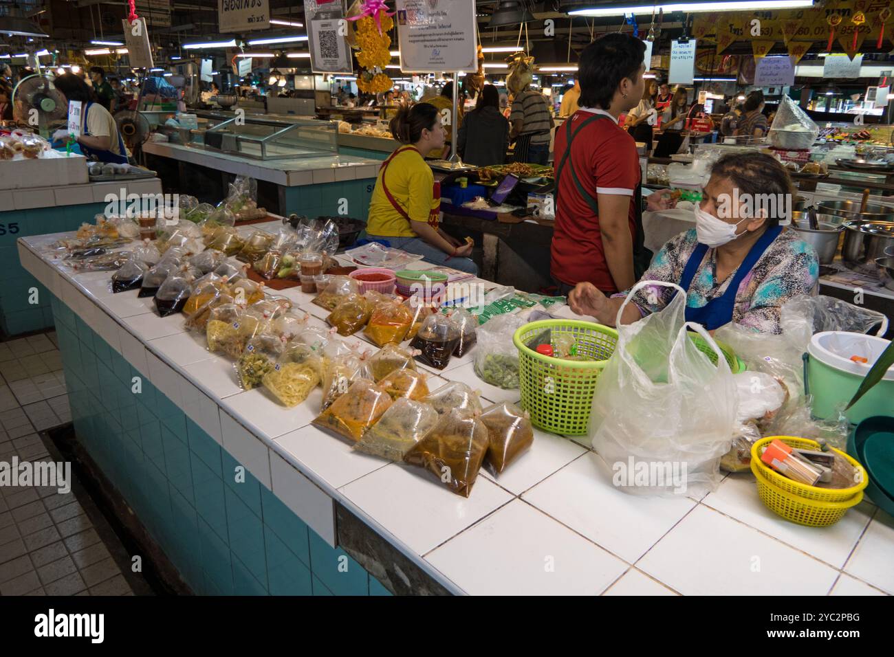 Thailändische Küche auf dem lokalen Markt von Chiang Mai, Thailand, Asien. Obst, Gemüse und traditionelles asiatisches Street Food zum Verkauf am Verkaufsstand. Leute, die einkaufen Stockfoto