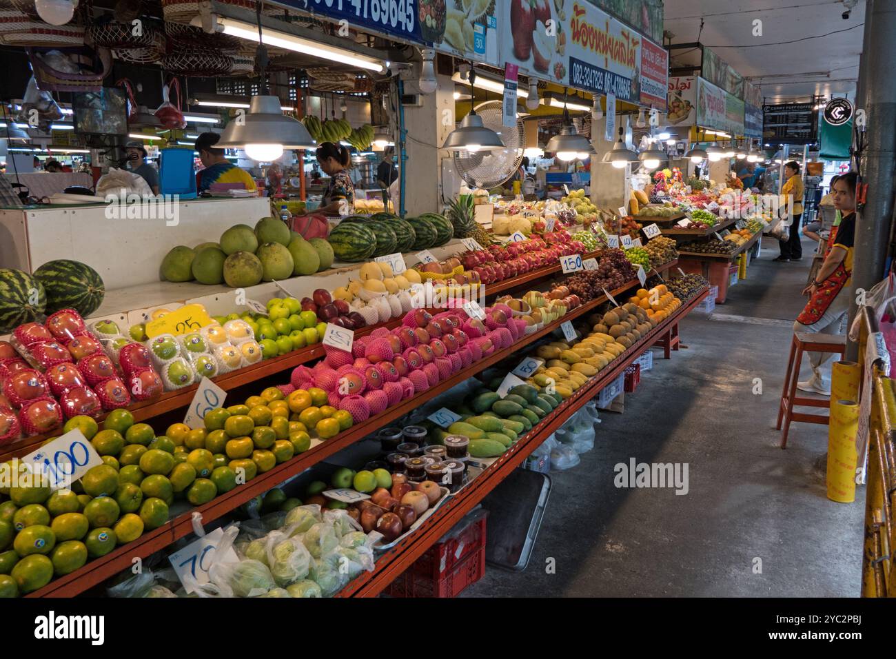 Thailändische Küche auf dem lokalen Markt von Chiang Mai, Thailand, Asien. Obst, Gemüse und traditionelles asiatisches Street Food zum Verkauf am Verkaufsstand. Leute, die einkaufen Stockfoto