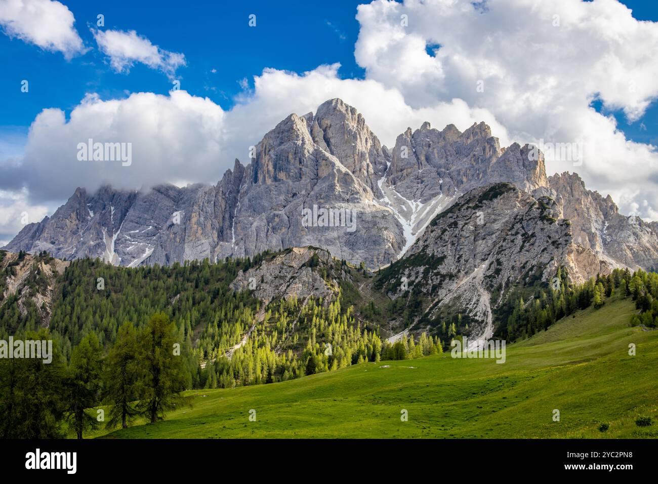 Das Durrensteingebirge in den Dolomiten. PiCCO di Vallandro Dolomiti Alpen wunderschöne Weidelandschaft nach dem Regen mit einigen Wolken Stockfoto