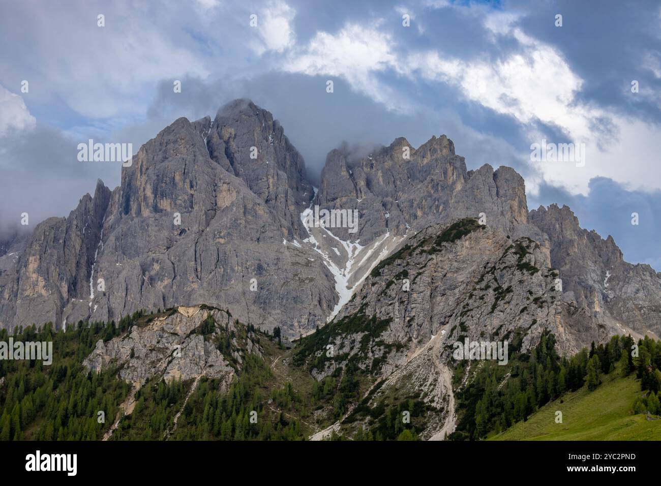 Das Durrensteingebirge in den Dolomiten. PiCCO di Vallandro Dolomiti Alpen wunderschöne Weidelandschaft nach dem Regen mit einigen Wolken Stockfoto