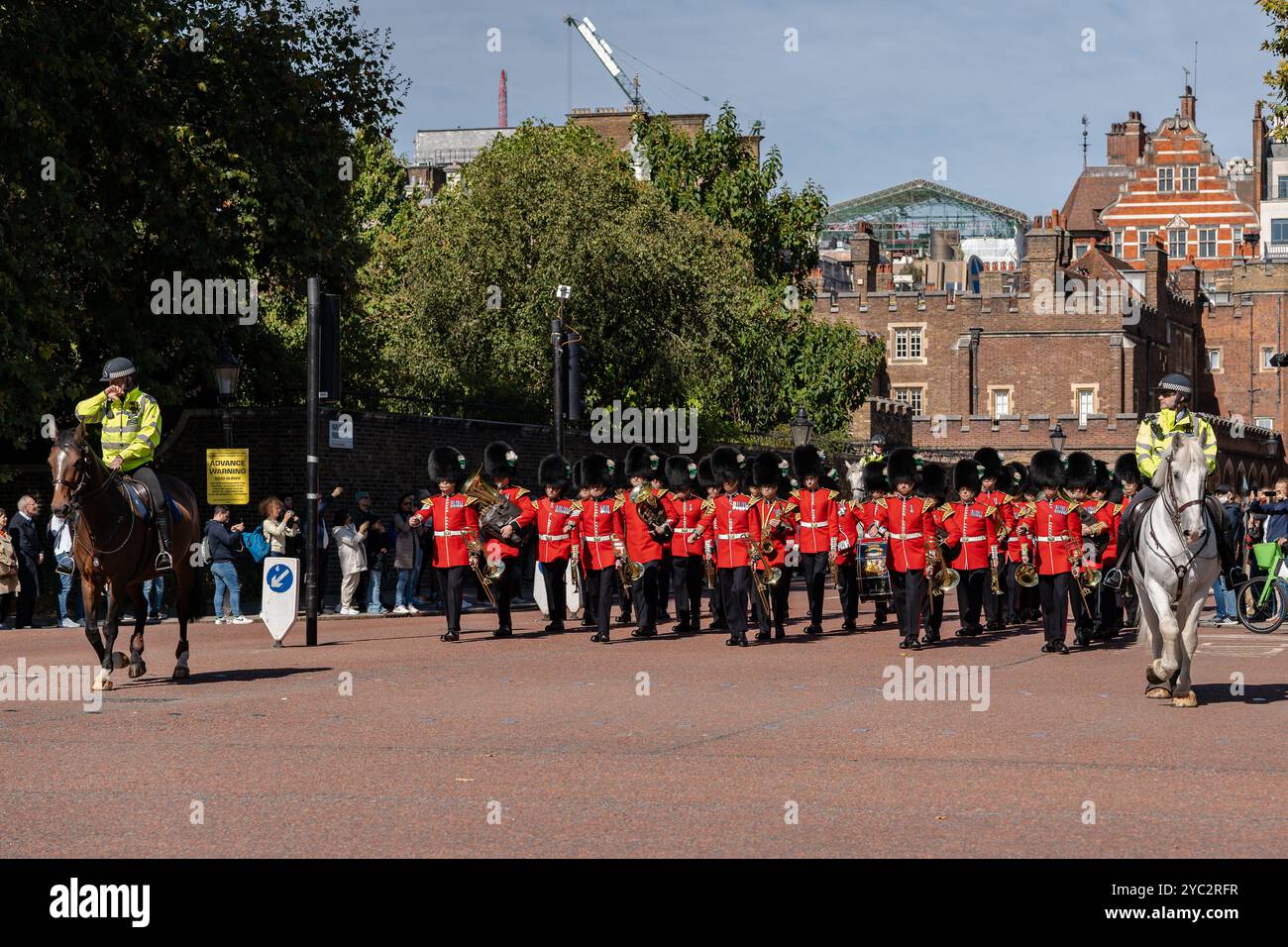 Walisische Wachen während eines Wachwechsels vor dem Buckingham Palace in London, England Stockfoto