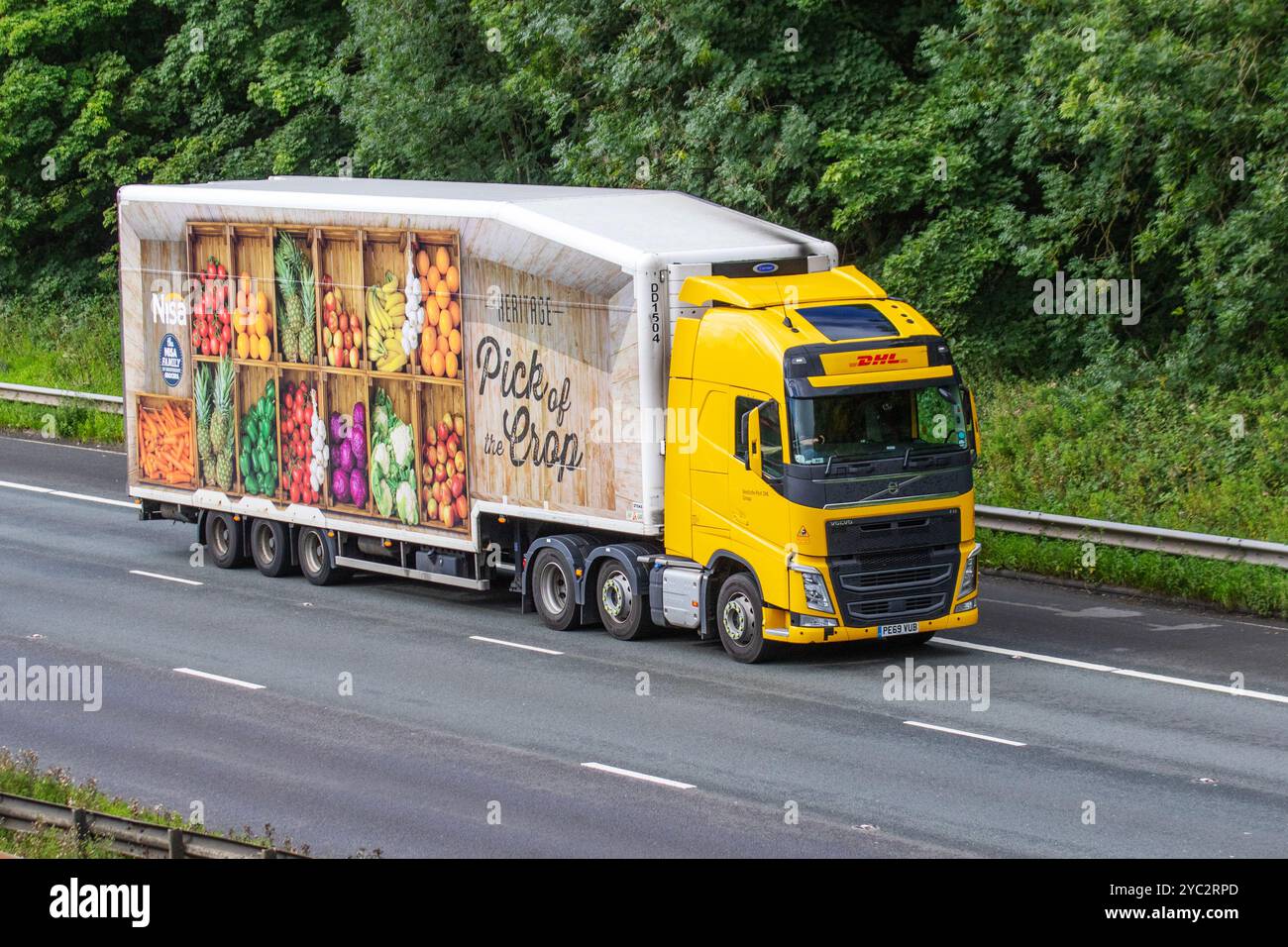 DHL Nisa „Pick of the Crop“-Lieferfahrzeug. 2019 Volvo Yellow Diesel 12777 ccm Lkw Stockfoto