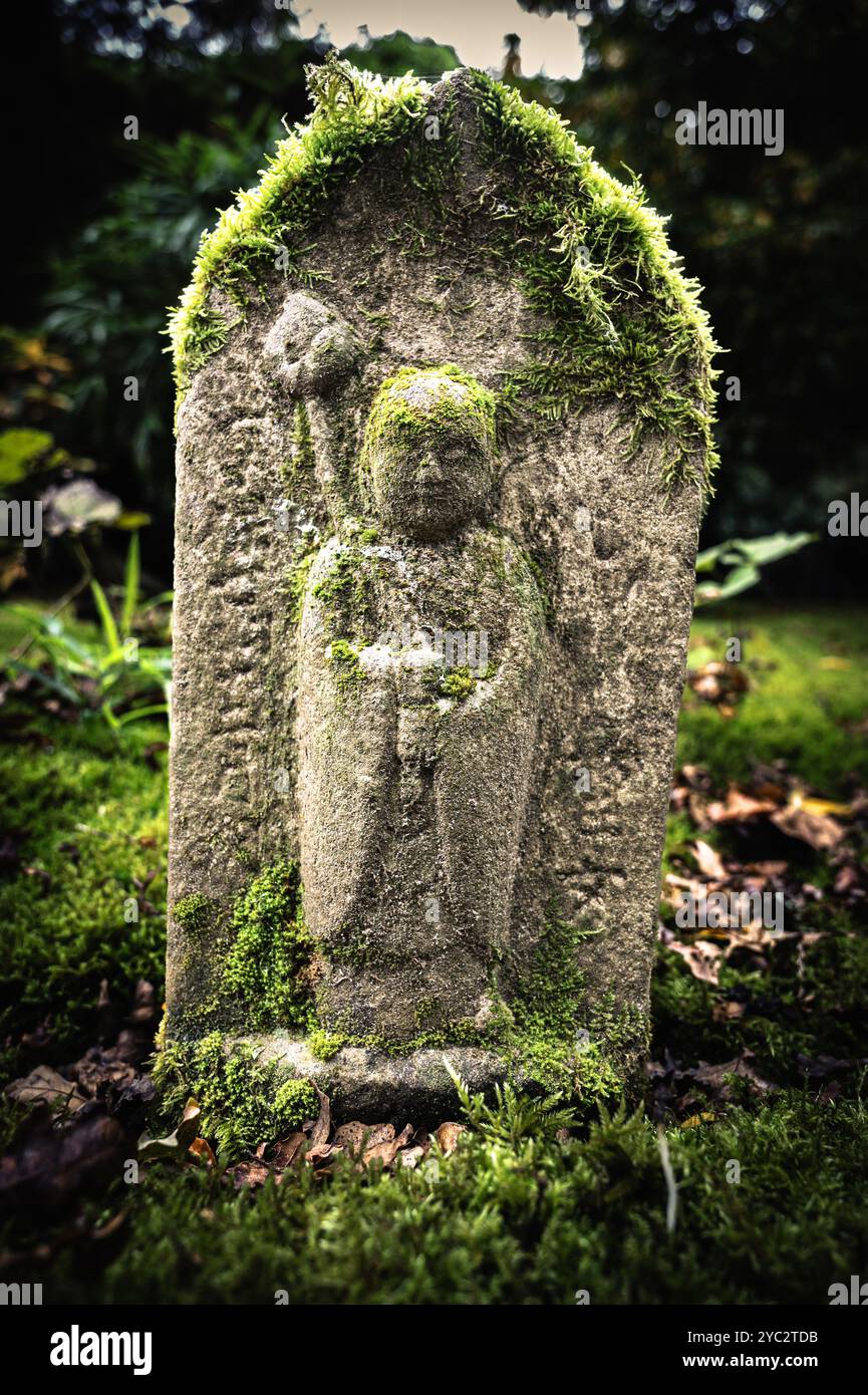 Skulptur eines Mönchs mit Lotus im japanischen Garten Park Clingendael Stockfoto