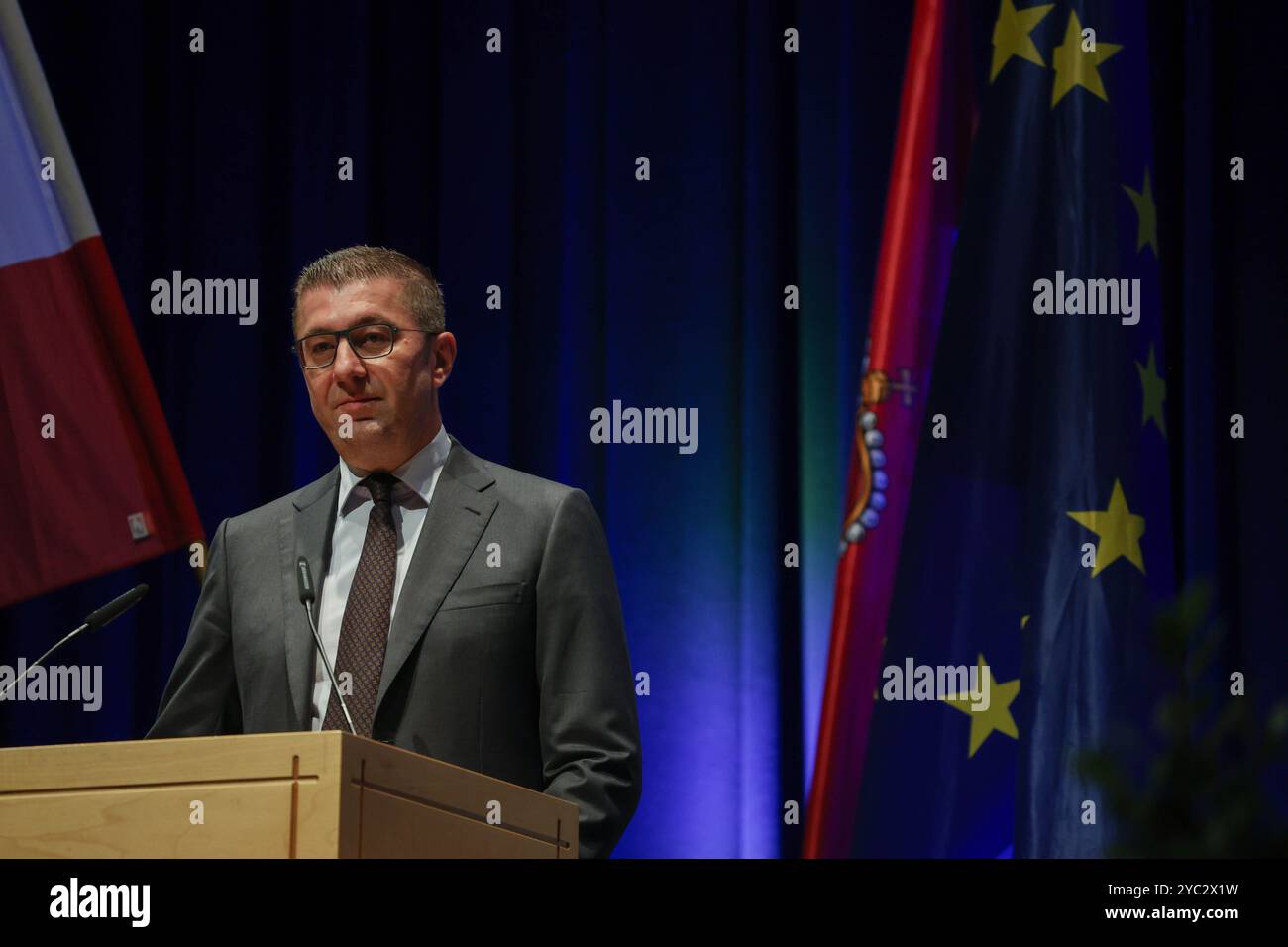Salzburg, Österreich, Österreich. Oktober 2024. HRISTIJAN MICKOSKI, Premierminister von Nordmazedonien, spricht auf dem 20. Salzburg Europa-Gipfel, einem Treffen, bei dem Vertreter und führende Vertreter der 27 europäischen Staaten zusammenkommen. Premierminister MICKOSKI brachte die tiefe Frustration zum Ausdruck, da die Anpassungen für Nordmazedonien, die sich jedes Jahr ändern, demütigend und unwiderruflich geworden sind, und dass das Misstrauen, nachdem fast 20 Jahrzehnte auf die Aufnahme in die EU gewartet worden waren, zunimmt. Dies war Teil einer Diskussion über die Reform und Erweiterung der EU, die von den meisten EU-staaten unterstützt wurde. Quelle: ZUMA Press, Inc Gutschrift: Stockfoto