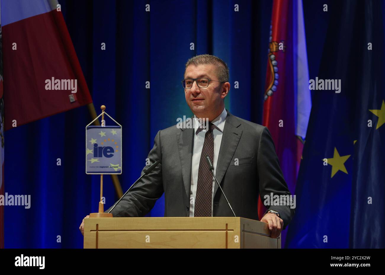 Salzburg, Österreich, Österreich. Oktober 2024. HRISTIJAN MICKOSKI, Premierminister von Nordmazedonien, spricht auf dem 20. Salzburg Europa-Gipfel, einem Treffen, bei dem Vertreter und führende Vertreter der 27 europäischen Staaten zusammenkommen. Premierminister MICKOSKI brachte die tiefe Frustration zum Ausdruck, da die Anpassungen für Nordmazedonien, die sich jedes Jahr ändern, demütigend und unwiderruflich geworden sind, und dass das Misstrauen, nachdem fast 20 Jahrzehnte auf die Aufnahme in die EU gewartet worden waren, zunimmt. Dies war Teil einer Diskussion über die Reform und Erweiterung der EU, die von den meisten EU-staaten unterstützt wurde. Quelle: ZUMA Press, Inc Gutschrift: Stockfoto