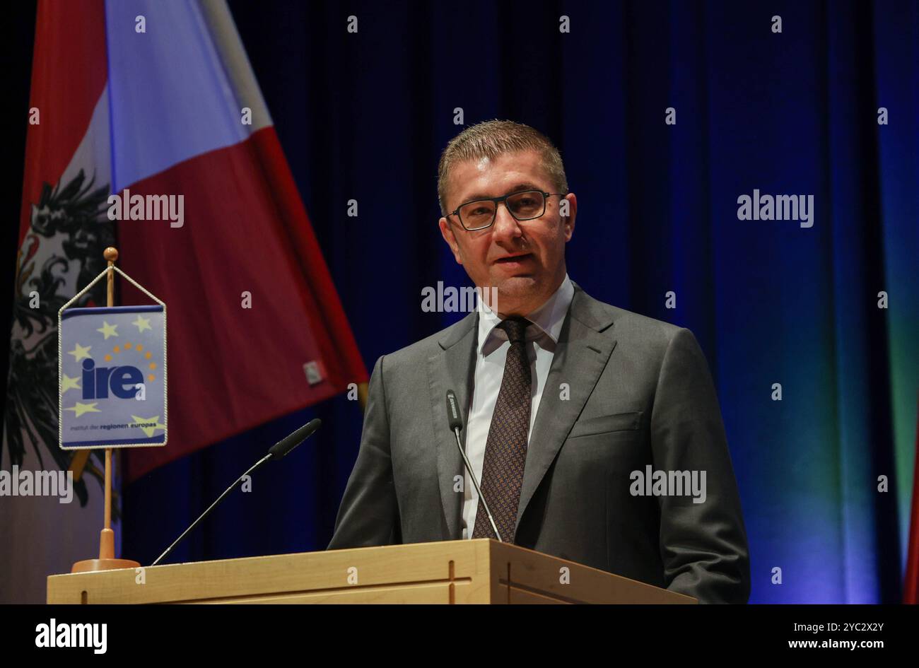 Salzburg, Österreich, Österreich. Oktober 2024. HRISTIJAN MICKOSKI, Premierminister von Nordmazedonien, spricht auf dem 20. Salzburg Europa-Gipfel, einem Treffen, bei dem Vertreter und führende Vertreter der 27 europäischen Staaten zusammenkommen. Premierminister MICKOSKI brachte die tiefe Frustration zum Ausdruck, da die Anpassungen für Nordmazedonien, die sich jedes Jahr ändern, demütigend und unwiderruflich geworden sind, und dass das Misstrauen, nachdem fast 20 Jahrzehnte auf die Aufnahme in die EU gewartet worden waren, zunimmt. Dies war Teil einer Diskussion über die Reform und Erweiterung der EU, die von den meisten EU-staaten unterstützt wurde. Quelle: ZUMA Press, Inc Gutschrift: Stockfoto