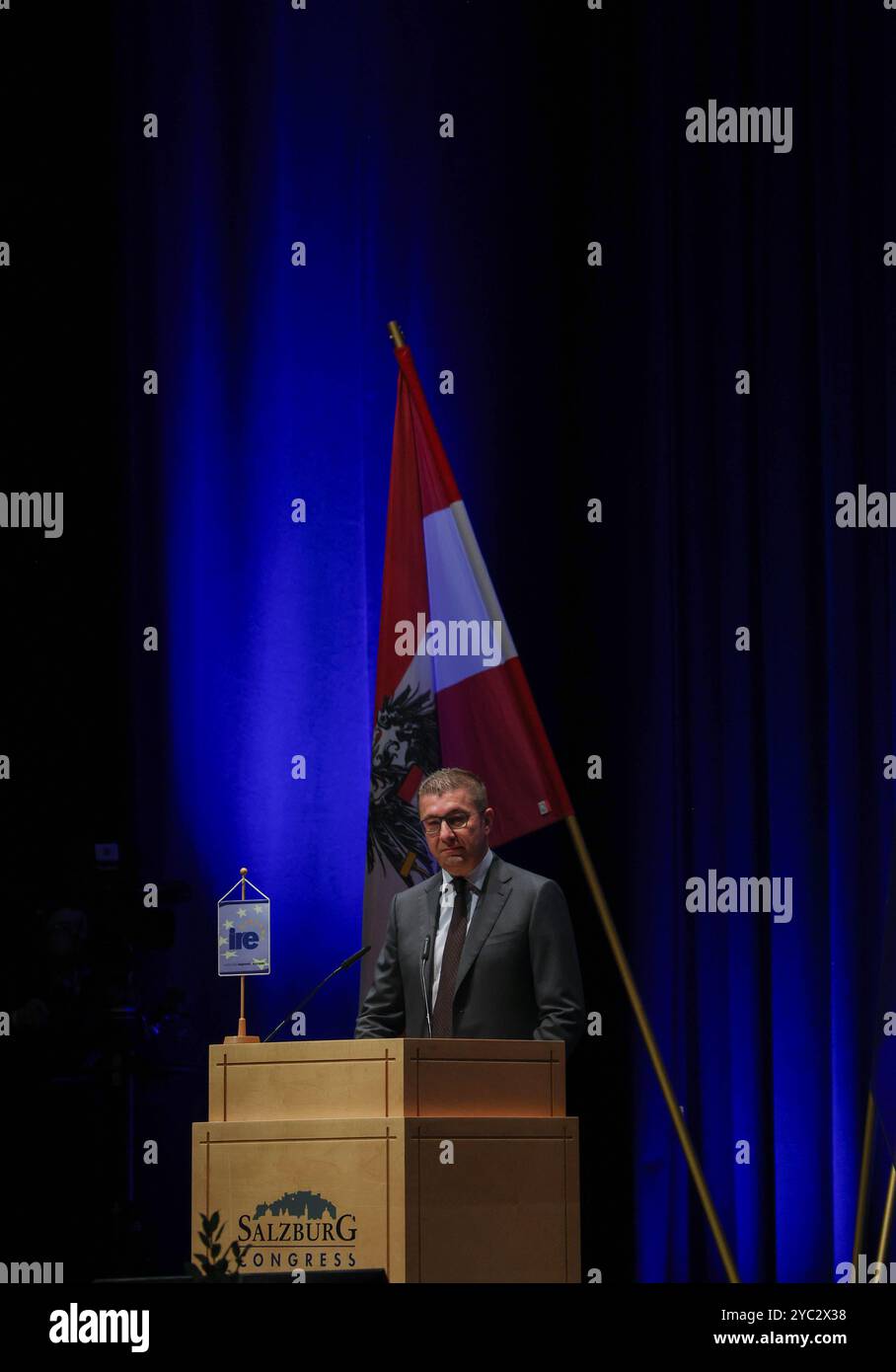Salzburg, Österreich, Österreich. Oktober 2024. HRISTIJAN MICKOSKI, Premierminister von Nordmazedonien, spricht auf dem 20. Salzburg Europa-Gipfel, einem Treffen, bei dem Vertreter und führende Vertreter der 27 europäischen Staaten zusammenkommen. Premierminister MICKOSKI brachte die tiefe Frustration zum Ausdruck, da die Anpassungen für Nordmazedonien, die sich jedes Jahr ändern, demütigend und unwiderruflich geworden sind, und dass das Misstrauen, nachdem fast 20 Jahrzehnte auf die Aufnahme in die EU gewartet worden waren, zunimmt. Dies war Teil einer Diskussion über die Reform und Erweiterung der EU, die von den meisten EU-staaten unterstützt wurde. Quelle: ZUMA Press, Inc Gutschrift: Stockfoto