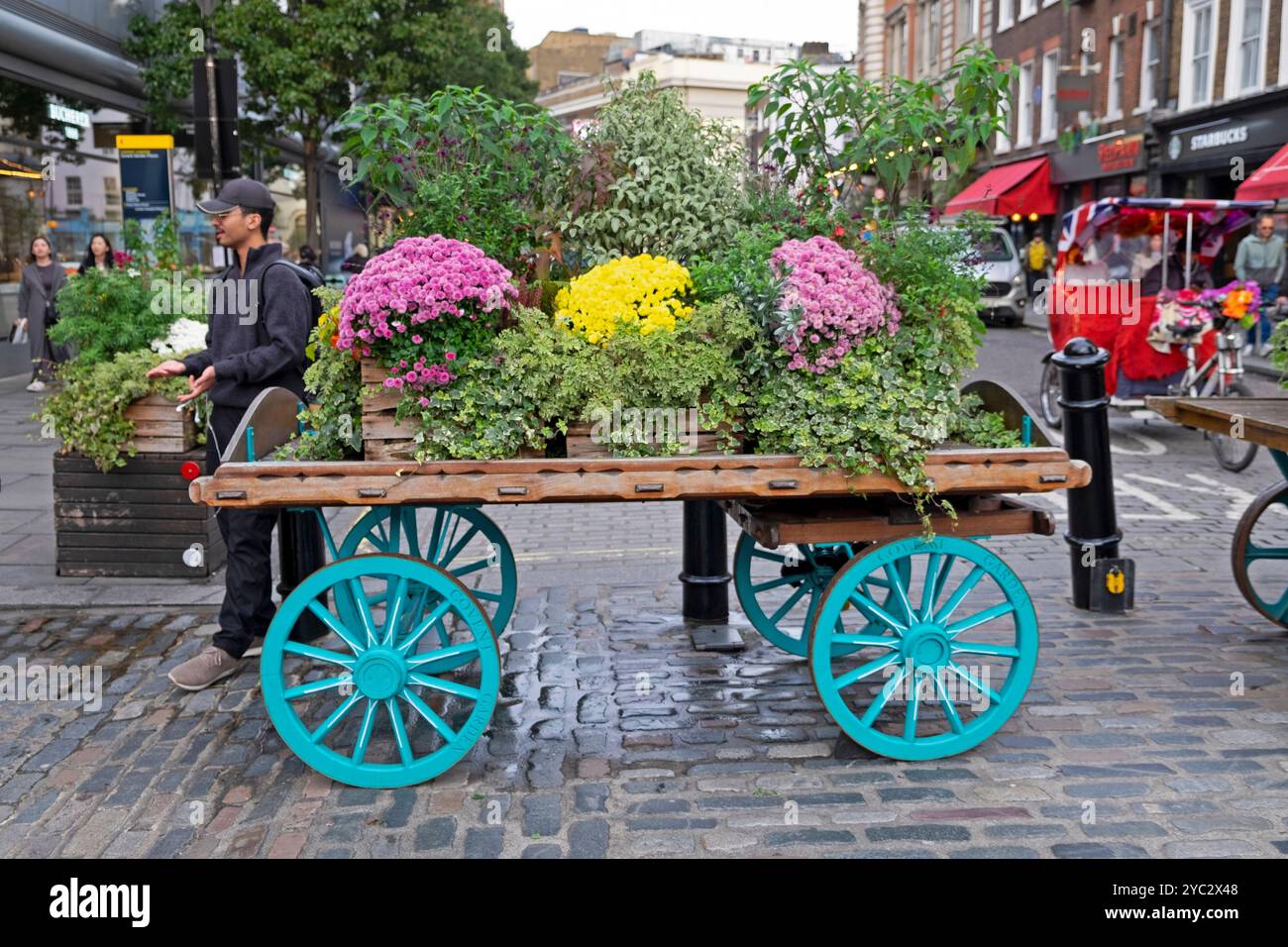 Vintage Covent Garden Market Carts dekoriert mit Pflanzen Blumen Blumenanzeige im Herbst Oktober 2024 London England UK KATHY DEWITTd Stockfoto