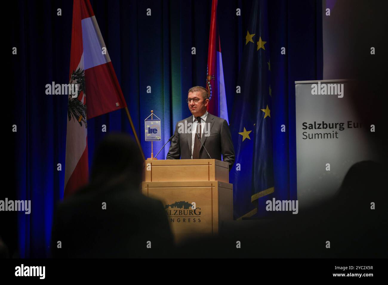 Salzburg, Österreich, Österreich. Oktober 2024. HRISTIJAN MICKOSKI, Premierminister von Nordmazedonien, spricht auf dem 20. Salzburg Europa-Gipfel, einem Treffen, bei dem Vertreter und führende Vertreter der 27 europäischen Staaten zusammenkommen. Premierminister MICKOSKI brachte die tiefe Frustration zum Ausdruck, da die Anpassungen für Nordmazedonien, die sich jedes Jahr ändern, demütigend und unwiderruflich geworden sind, und dass das Misstrauen, nachdem fast 20 Jahrzehnte auf die Aufnahme in die EU gewartet worden waren, zunimmt. Dies war Teil einer Diskussion über die Reform und Erweiterung der EU, die von den meisten EU-staaten unterstützt wurde. Quelle: ZUMA Press, Inc Gutschrift: Stockfoto