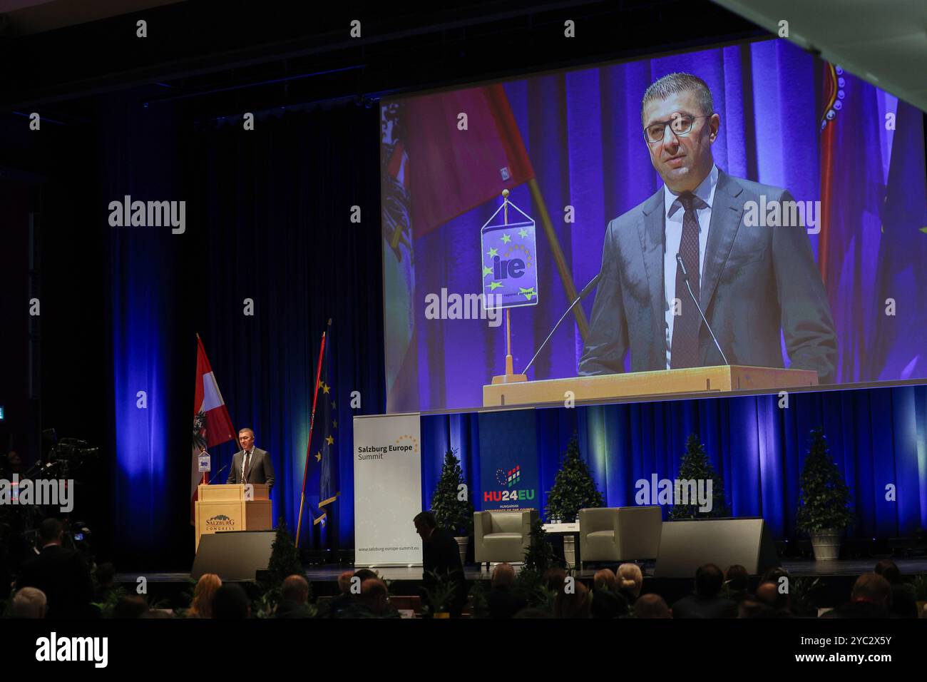 Salzburg, Österreich, Österreich. Oktober 2024. HRISTIJAN MICKOSKI, Premierminister von Nordmazedonien, spricht auf dem 20. Salzburg Europa-Gipfel, einem Treffen, bei dem Vertreter und führende Vertreter der 27 europäischen Staaten zusammenkommen. Premierminister MICKOSKI brachte die tiefe Frustration zum Ausdruck, da die Anpassungen für Nordmazedonien, die sich jedes Jahr ändern, demütigend und unwiderruflich geworden sind, und dass das Misstrauen, nachdem fast 20 Jahrzehnte auf die Aufnahme in die EU gewartet worden waren, zunimmt. Dies war Teil einer Diskussion über die Reform und Erweiterung der EU, die von den meisten EU-staaten unterstützt wurde. Quelle: ZUMA Press, Inc Gutschrift: Stockfoto