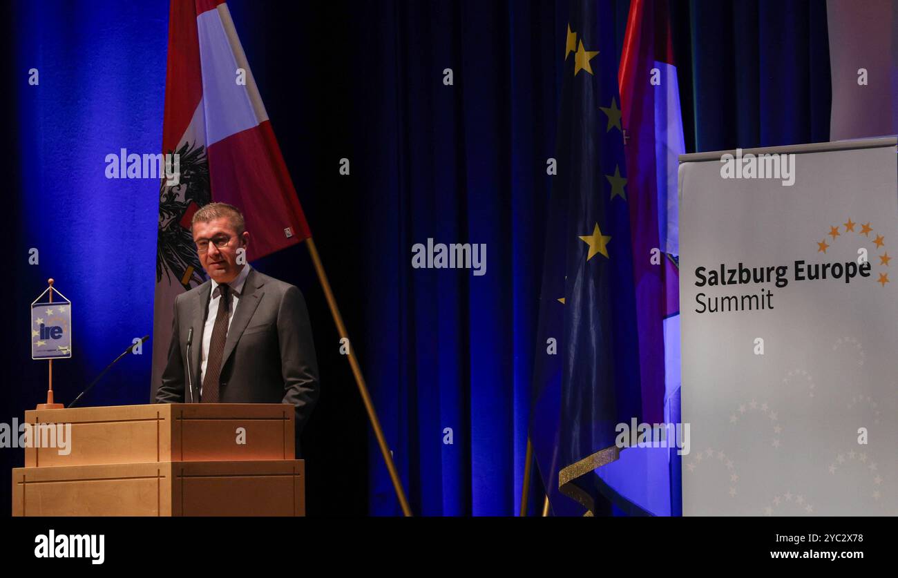 Salzburg, Österreich, Österreich. Oktober 2024. HRISTIJAN MICKOSKI, Premierminister von Nordmazedonien, spricht auf dem 20. Salzburg Europa-Gipfel, einem Treffen, bei dem Vertreter und führende Vertreter der 27 europäischen Staaten zusammenkommen. Premierminister MICKOSKI brachte die tiefe Frustration zum Ausdruck, da die Anpassungen für Nordmazedonien, die sich jedes Jahr ändern, demütigend und unwiderruflich geworden sind, und dass das Misstrauen, nachdem fast 20 Jahrzehnte auf die Aufnahme in die EU gewartet worden waren, zunimmt. Dies war Teil einer Diskussion über die Reform und Erweiterung der EU, die von den meisten EU-staaten unterstützt wurde. Quelle: ZUMA Press, Inc Gutschrift: Stockfoto