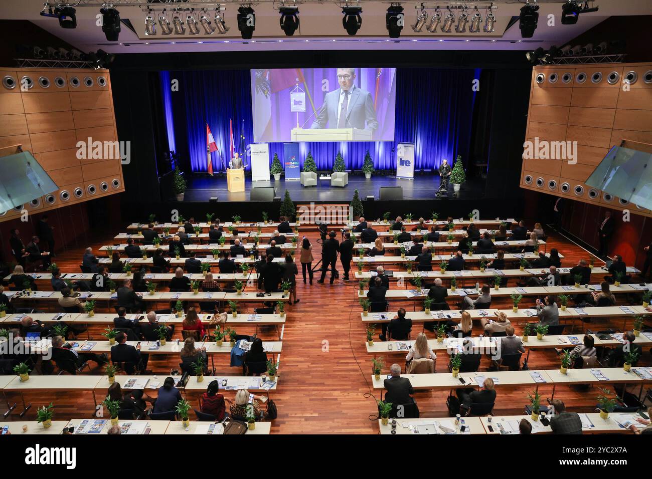 Salzburg, Österreich, Österreich. Oktober 2024. HRISTIJAN MICKOSKI, Premierminister von Nordmazedonien, spricht auf dem 20. Salzburg Europa-Gipfel, einem Treffen, bei dem Vertreter und führende Vertreter der 27 europäischen Staaten zusammenkommen. Premierminister MICKOSKI brachte die tiefe Frustration zum Ausdruck, da die Anpassungen für Nordmazedonien, die sich jedes Jahr ändern, demütigend und unwiderruflich geworden sind, und dass das Misstrauen, nachdem fast 20 Jahrzehnte auf die Aufnahme in die EU gewartet worden waren, zunimmt. Dies war Teil einer Diskussion über die Reform und Erweiterung der EU, die von den meisten EU-staaten unterstützt wurde. Quelle: ZUMA Press, Inc Gutschrift: Stockfoto