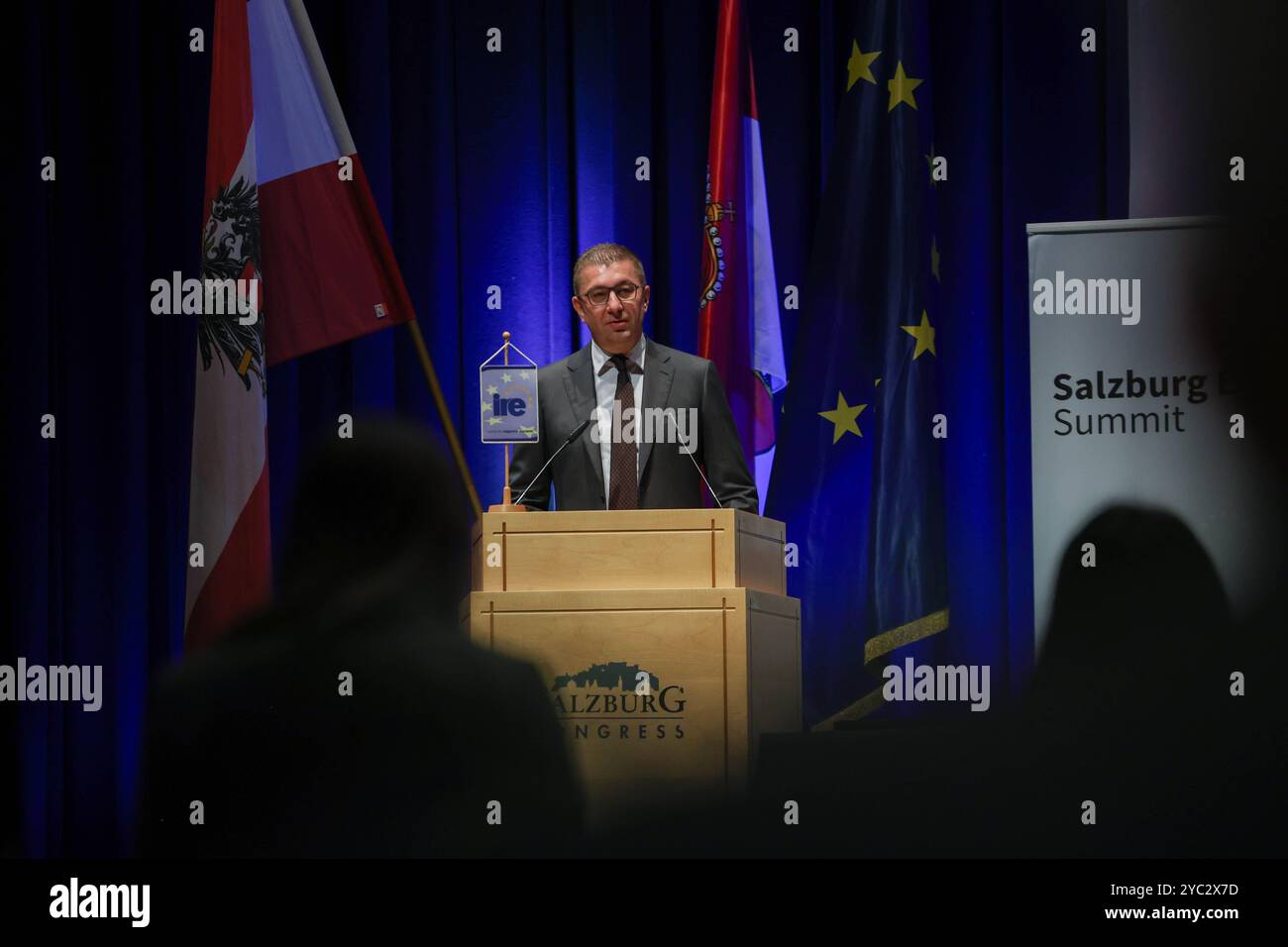 Salzburg, Österreich, Österreich. Oktober 2024. HRISTIJAN MICKOSKI, Premierminister von Nordmazedonien, spricht auf dem 20. Salzburg Europa-Gipfel, einem Treffen, bei dem Vertreter und führende Vertreter der 27 europäischen Staaten zusammenkommen. Premierminister MICKOSKI brachte die tiefe Frustration zum Ausdruck, da die Anpassungen für Nordmazedonien, die sich jedes Jahr ändern, demütigend und unwiderruflich geworden sind, und dass das Misstrauen, nachdem fast 20 Jahrzehnte auf die Aufnahme in die EU gewartet worden waren, zunimmt. Dies war Teil einer Diskussion über die Reform und Erweiterung der EU, die von den meisten EU-staaten unterstützt wurde. Quelle: ZUMA Press, Inc Gutschrift: Stockfoto
