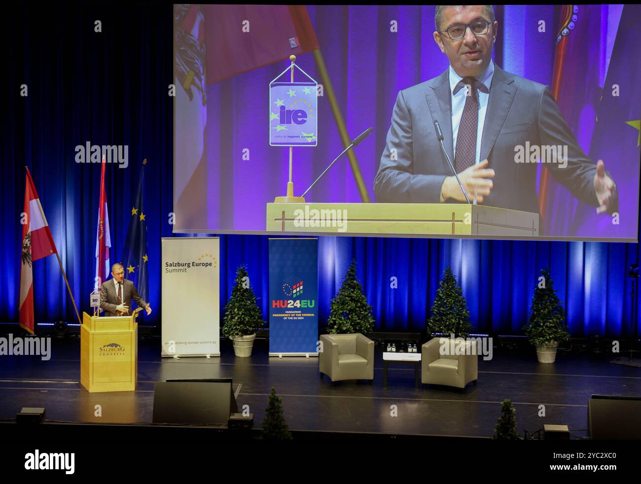 Salzburg, Österreich, Österreich. Oktober 2024. HRISTIJAN MICKOSKI, Premierminister von Nordmazedonien, spricht auf dem 20. Salzburg Europa-Gipfel, einem Treffen, bei dem Vertreter und führende Vertreter der 27 europäischen Staaten zusammenkommen. Premierminister MICKOSKI brachte die tiefe Frustration zum Ausdruck, da die Anpassungen für Nordmazedonien, die sich jedes Jahr ändern, demütigend und unwiderruflich geworden sind, und dass das Misstrauen, nachdem fast 20 Jahrzehnte auf die Aufnahme in die EU gewartet worden waren, zunimmt. Dies war Teil einer Diskussion über die Reform und Erweiterung der EU, die von den meisten EU-staaten unterstützt wurde. Quelle: ZUMA Press, Inc Gutschrift: Stockfoto