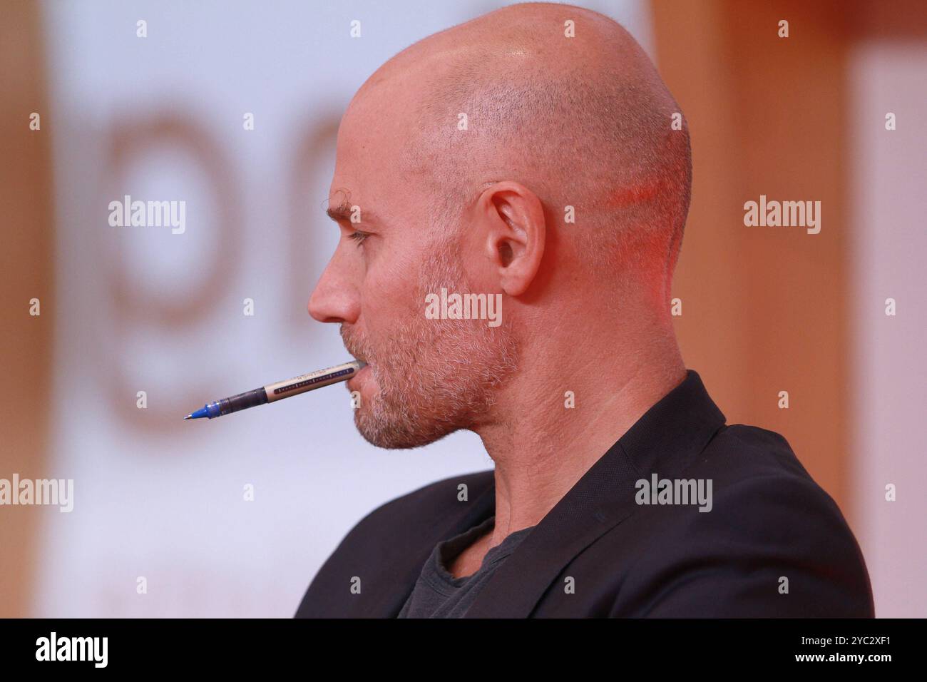 Frankfurt/Main, Hessen, Deutschland, 18.10.2024: Messe: Frankfurter Buchmesse: Omri Boehm mit Stift im Mund *** Frankfurt Main, Hessen, Deutschland, 18 10 2024 Frankfurt Buchmesse Omri Boehm mit Stift im Mund Copyright: XdtsxNachrichtenagenturx dts 49522 Stockfoto