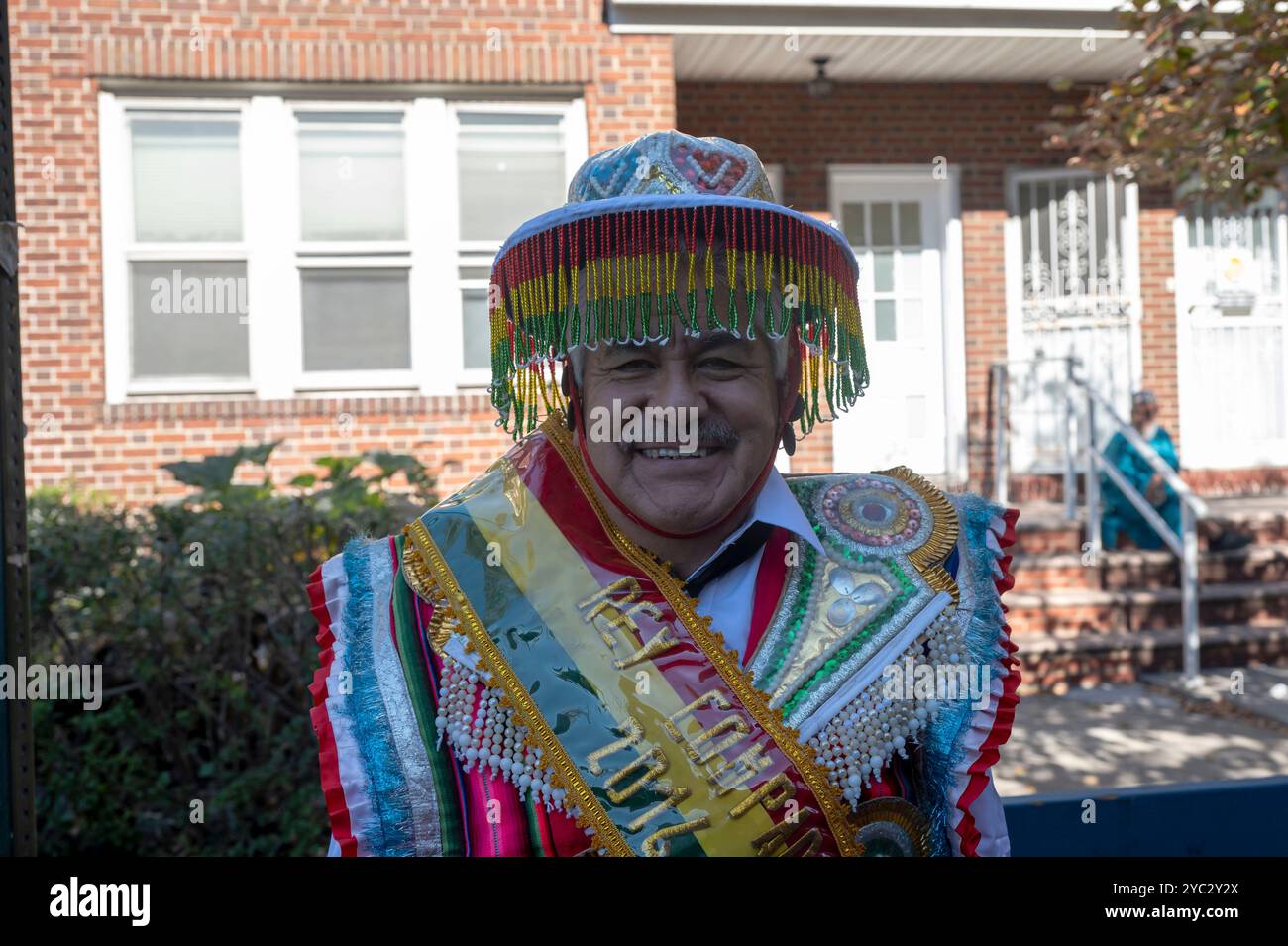 New York, Usa. Oktober 2024. Ein Zuschauer in bunten Kostümen sieht sich die Queens Bolivian Parade auf der 37th Avenue in New York City an. Quelle: SOPA Images Limited/Alamy Live News Stockfoto