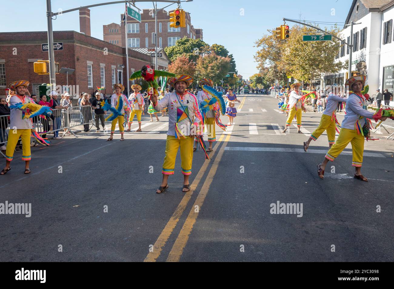 New York, Usa. Oktober 2024. Teilnehmer in bunten Kostümen treten während der Queens Bolivian Parade auf der 37th Avenue in New York City auf. Quelle: SOPA Images Limited/Alamy Live News Stockfoto