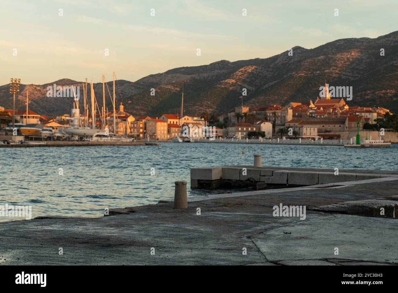 Betonanlegestelle auf der kroatischen Insel Korcula Stockfoto