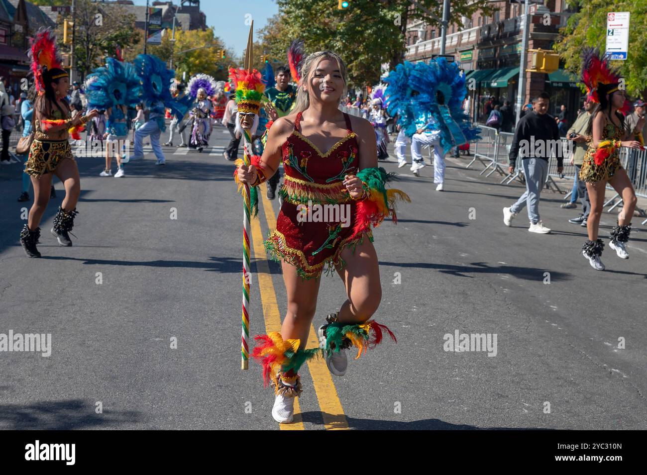 Teilnehmer in bunten Kostümen treten während der Queens Bolivian Parade auf der 37th Avenue in New York City auf. (Foto: Ron Adar / SOPA Images/SIPA USA) Stockfoto