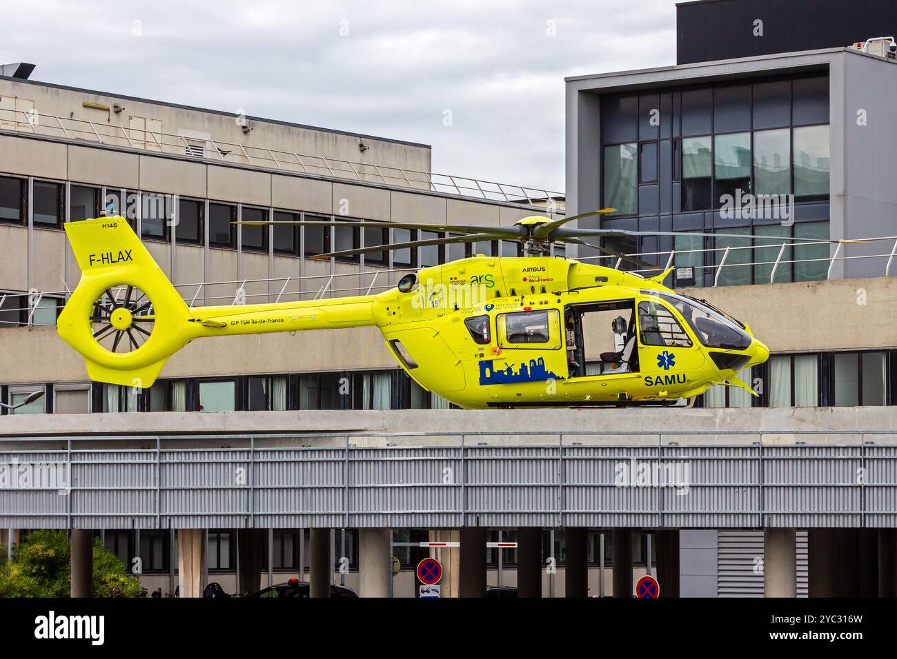 Airbus H145 medizinischer Rettungshubschrauber auf dem Hubschrauberlandeplatz des Henri Mondor Krankenhauses. Paris, Frankreich - 15. Oktober 2024 Stockfoto