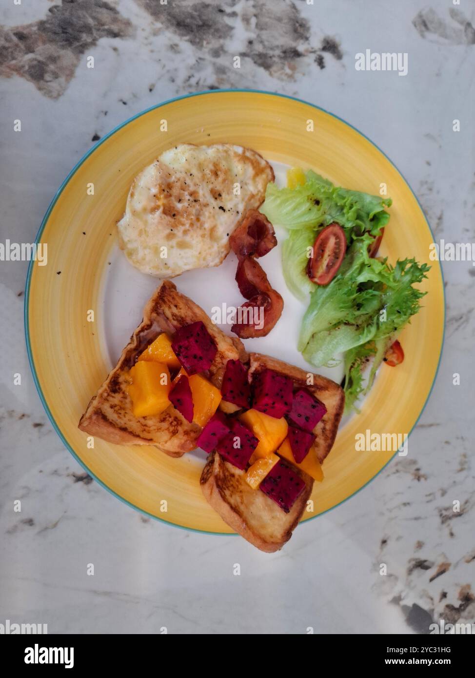 Frühstück, Ei mit Salat und Brot mit Obst Stockfoto
