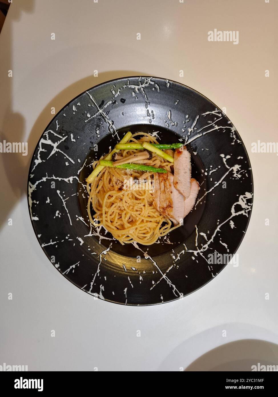 Abendessen, Pasta und Schweinefleisch mit Spargel Stockfoto