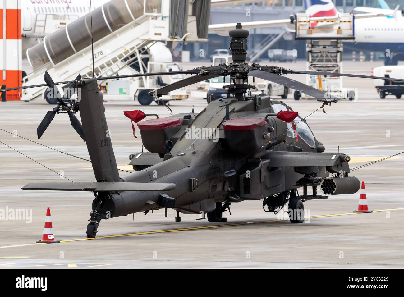 US Army Boeing AH-64E Apache Guardian Angriffshubschrauber von 3-17th CAV (Fort Stewart) parkte während des Transits für Operation Atlantic Resolve Rotation. Du Stockfoto