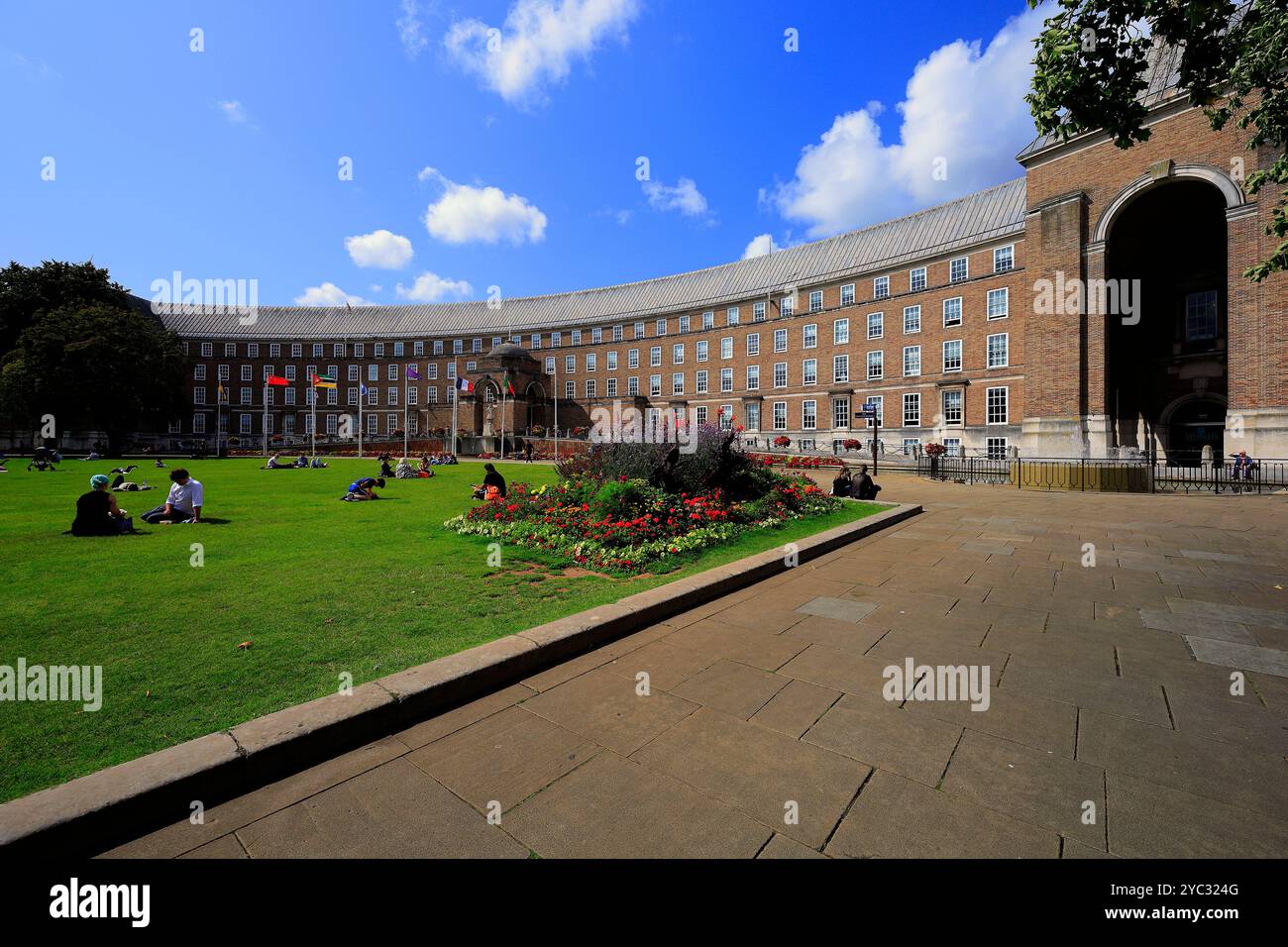 Fountain and City Hall, Bristol (früher Council House) College Green, Bristol City Centre, England, Großbritannien. Vom Oktober 2024. Herbst Stockfoto